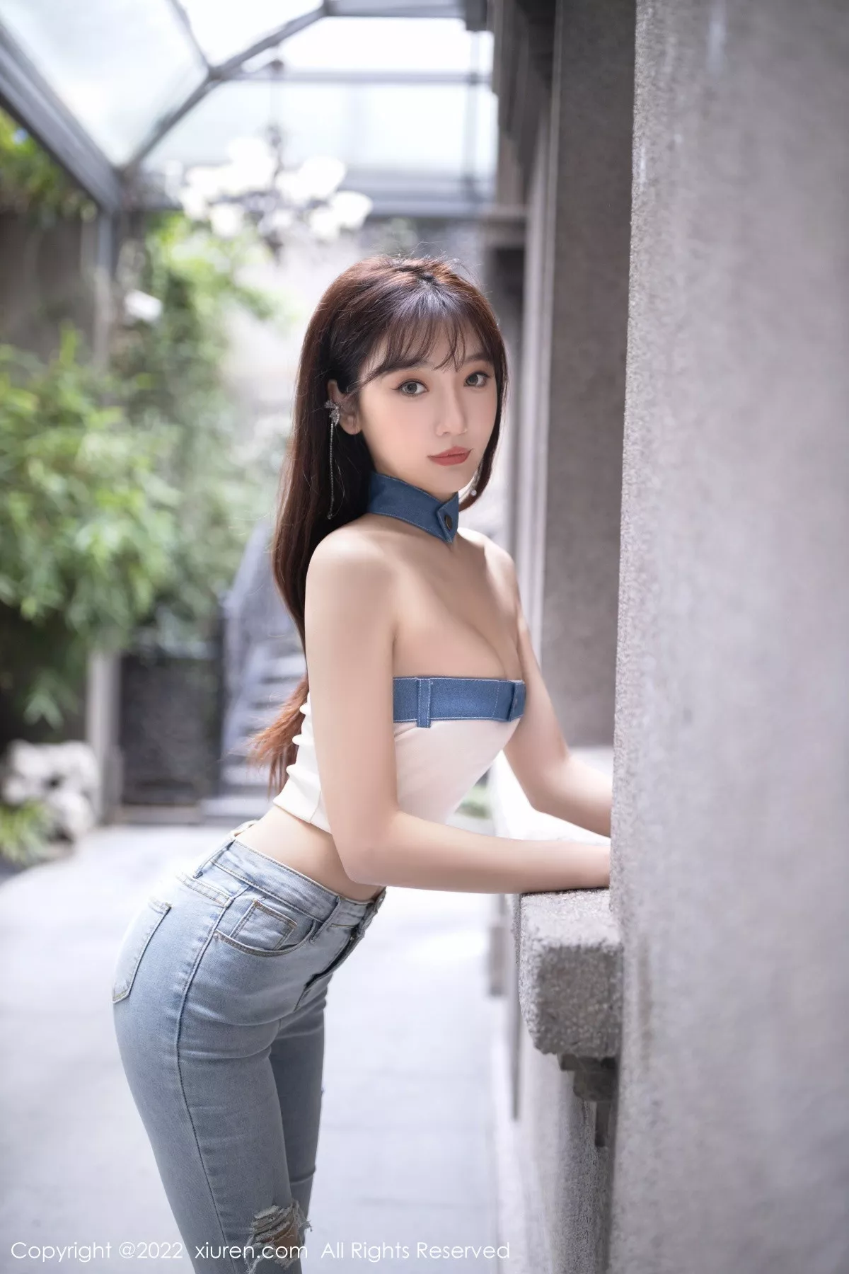 秀人集.com_[XiuRen秀人网]No.5908_模特陆萱萱北京旅拍半脱牛仔裤露超薄无内肉丝秀翘臀诱惑写真77P