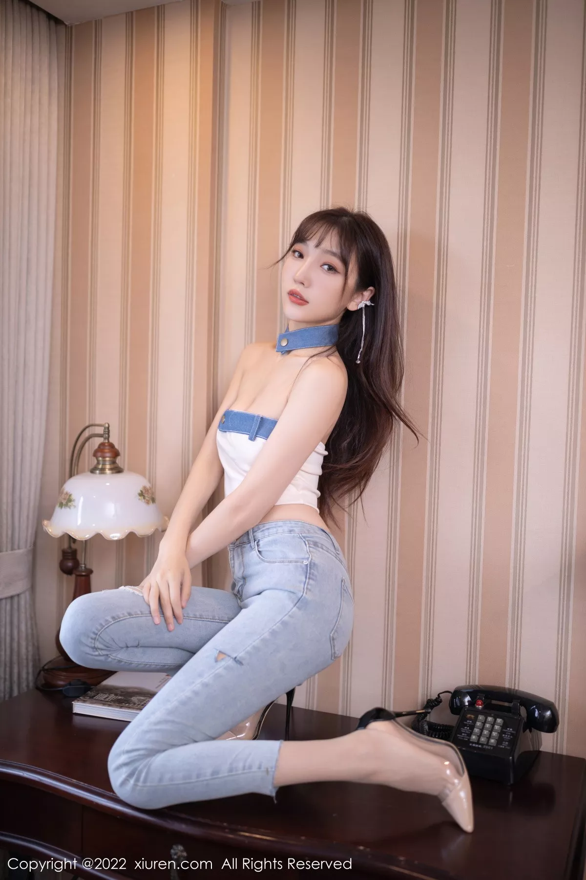 秀人集.com_[XiuRen秀人网]No.5908_模特陆萱萱北京旅拍半脱牛仔裤露超薄无内肉丝秀翘臀诱惑写真77P