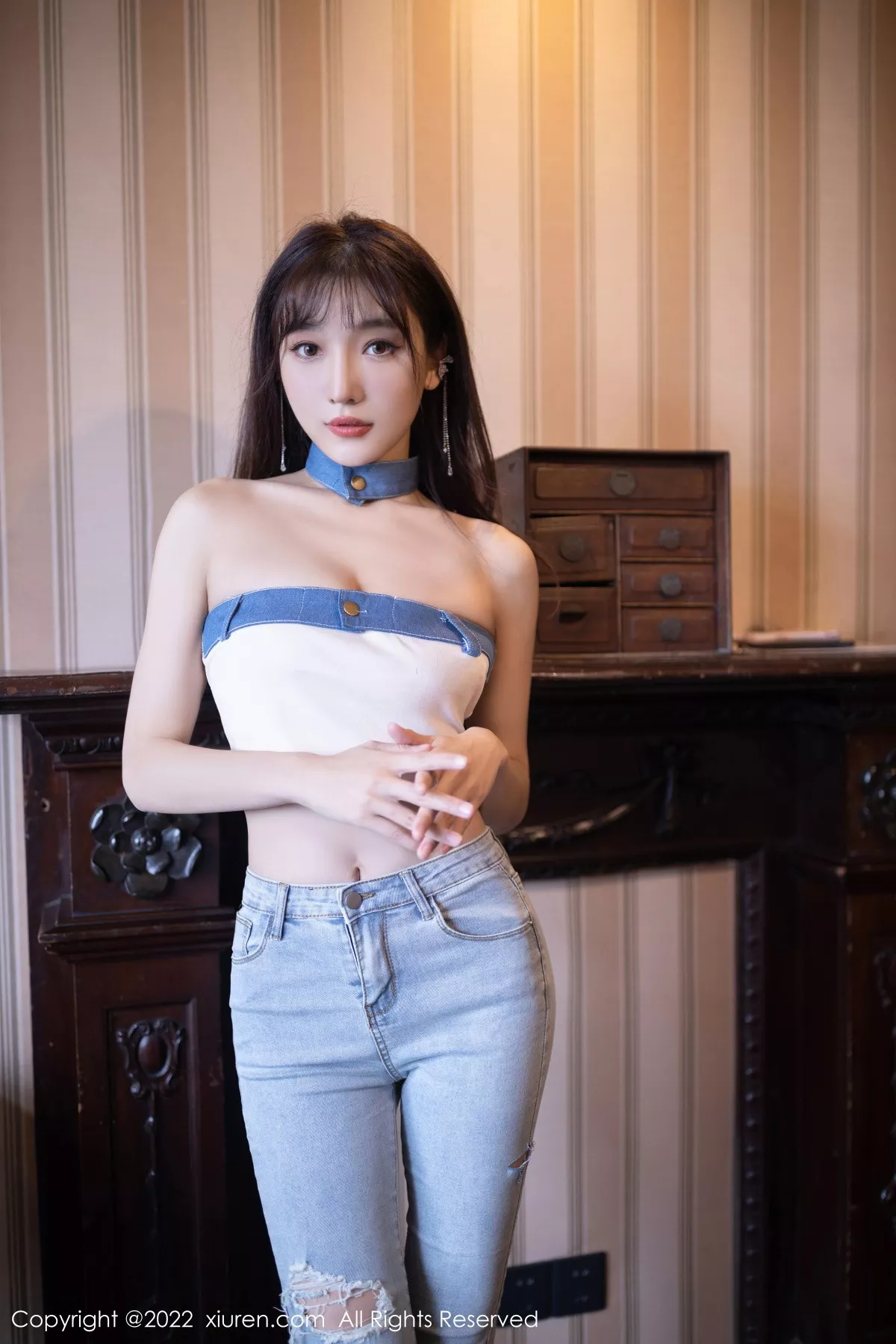 秀人集.com_[XiuRen秀人网]No.5908_模特陆萱萱北京旅拍半脱牛仔裤露超薄无内肉丝秀翘臀诱惑写真77P