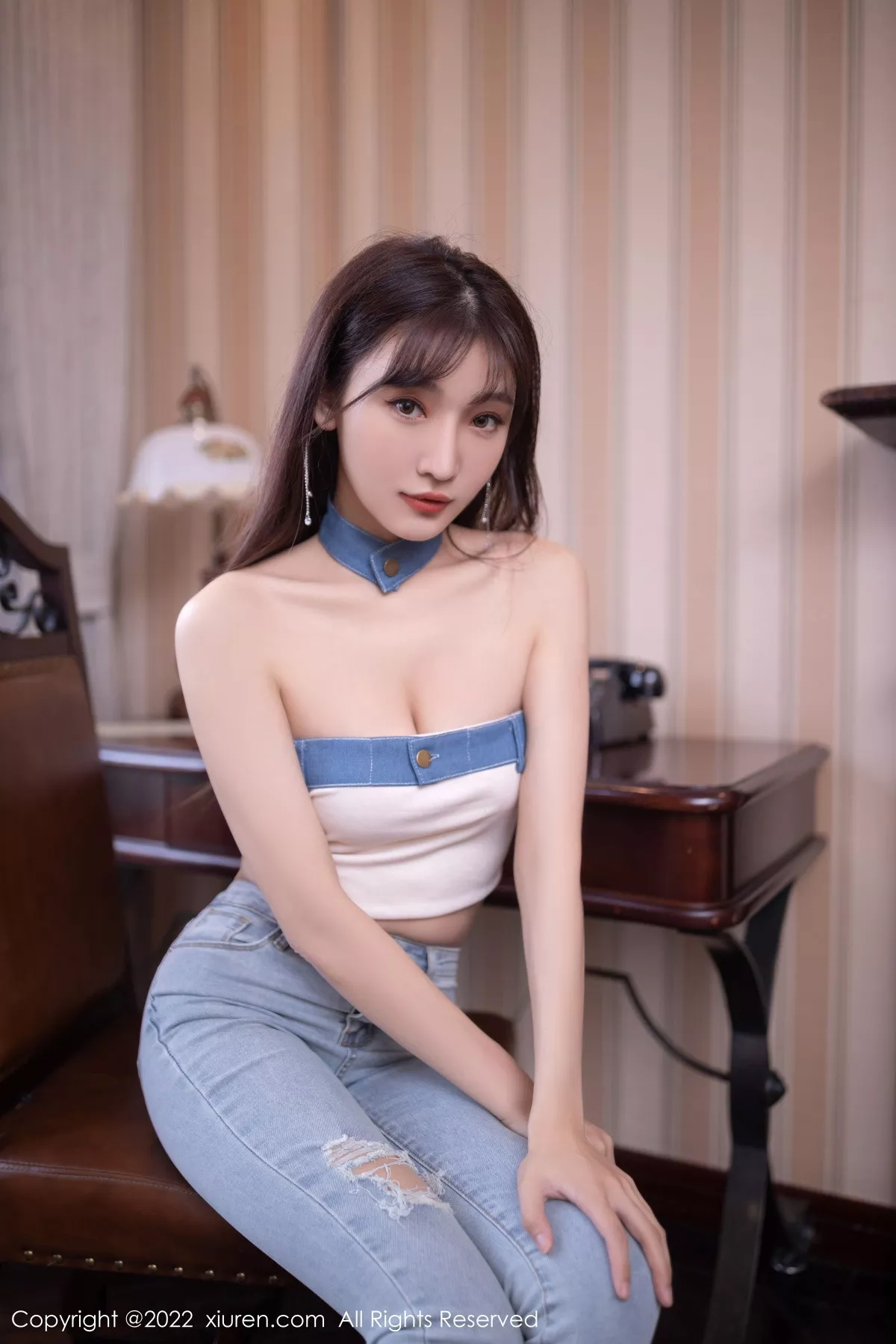 秀人集.com_[XiuRen秀人网]No.5908_模特陆萱萱北京旅拍半脱牛仔裤露超薄无内肉丝秀翘臀诱惑写真77P