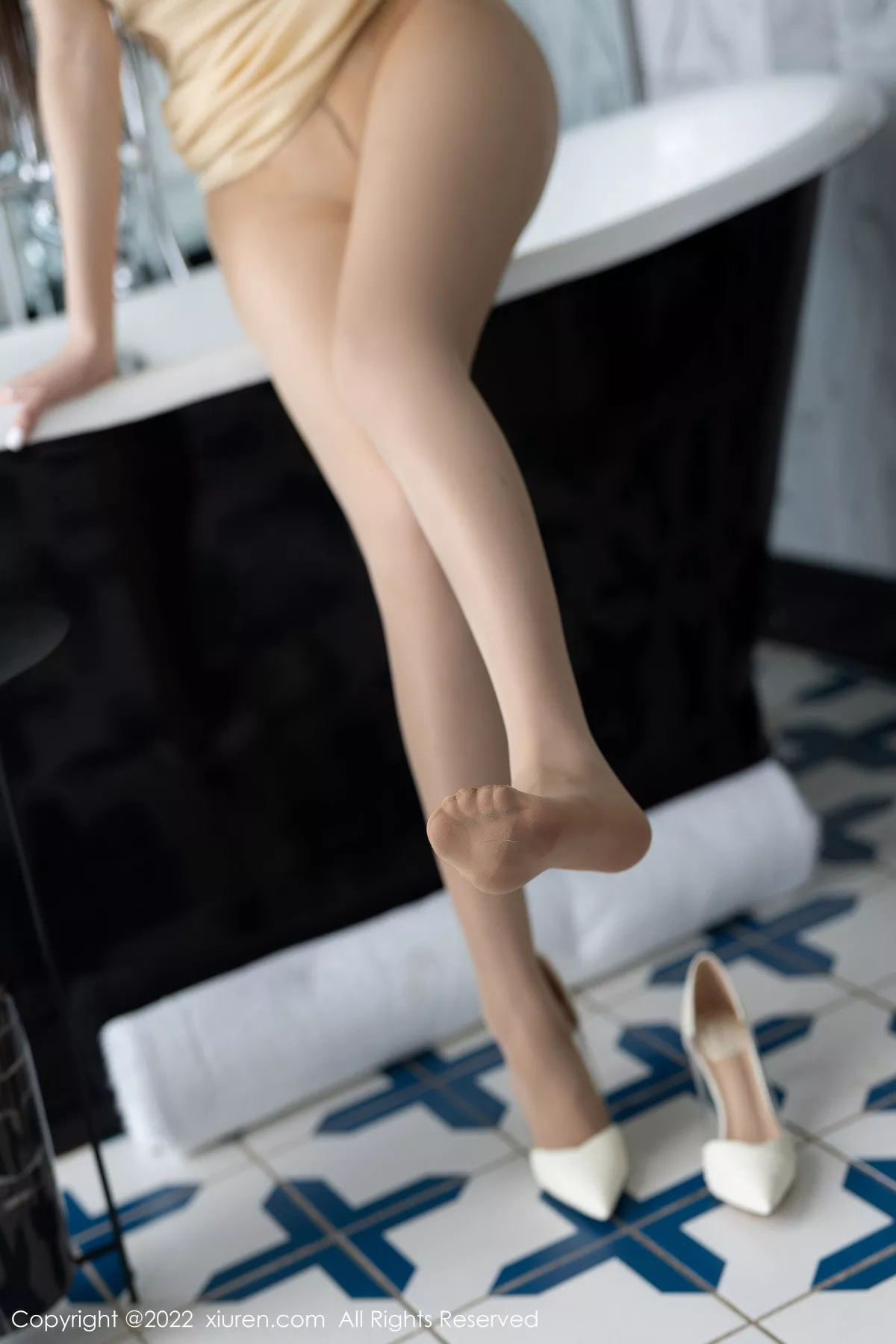 秀人集.com_[XiuRen秀人网]No.5912_女神奶瓶土肥圆大理旅拍黄色吊带短裙秀丰满身材惹火诱惑写真82P