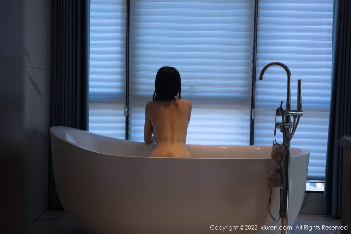 秀人集.com_[XiuRen秀人网]No.5909_模特77qiqi私房浴室脱性感白T露浅蓝色蕾丝内衣迷人诱惑写真85P