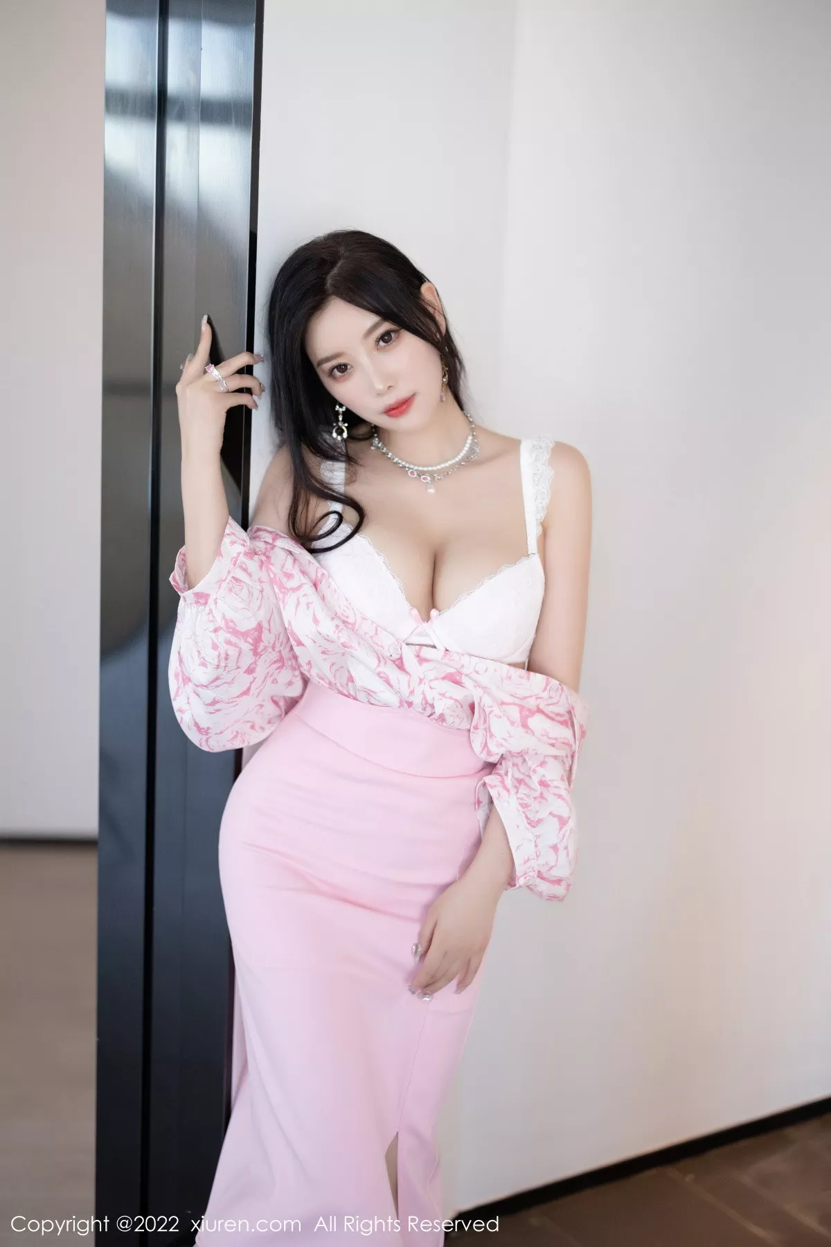 秀人集.com_[XiuRen秀人网]No.5927_女神杨晨晨Yome脱性感粉色上衣露白色内衣秀丰腴身材诱惑写真87P