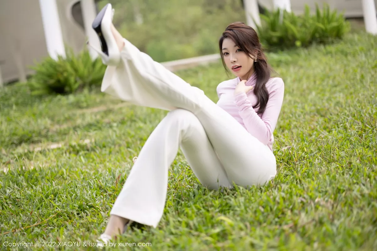 秀人集.com_[XiaoYu画语界]Vol.914_女神徐莉芝Booty浅紫色收身上衣半脱露豹纹内衣惹火诱惑写真82P