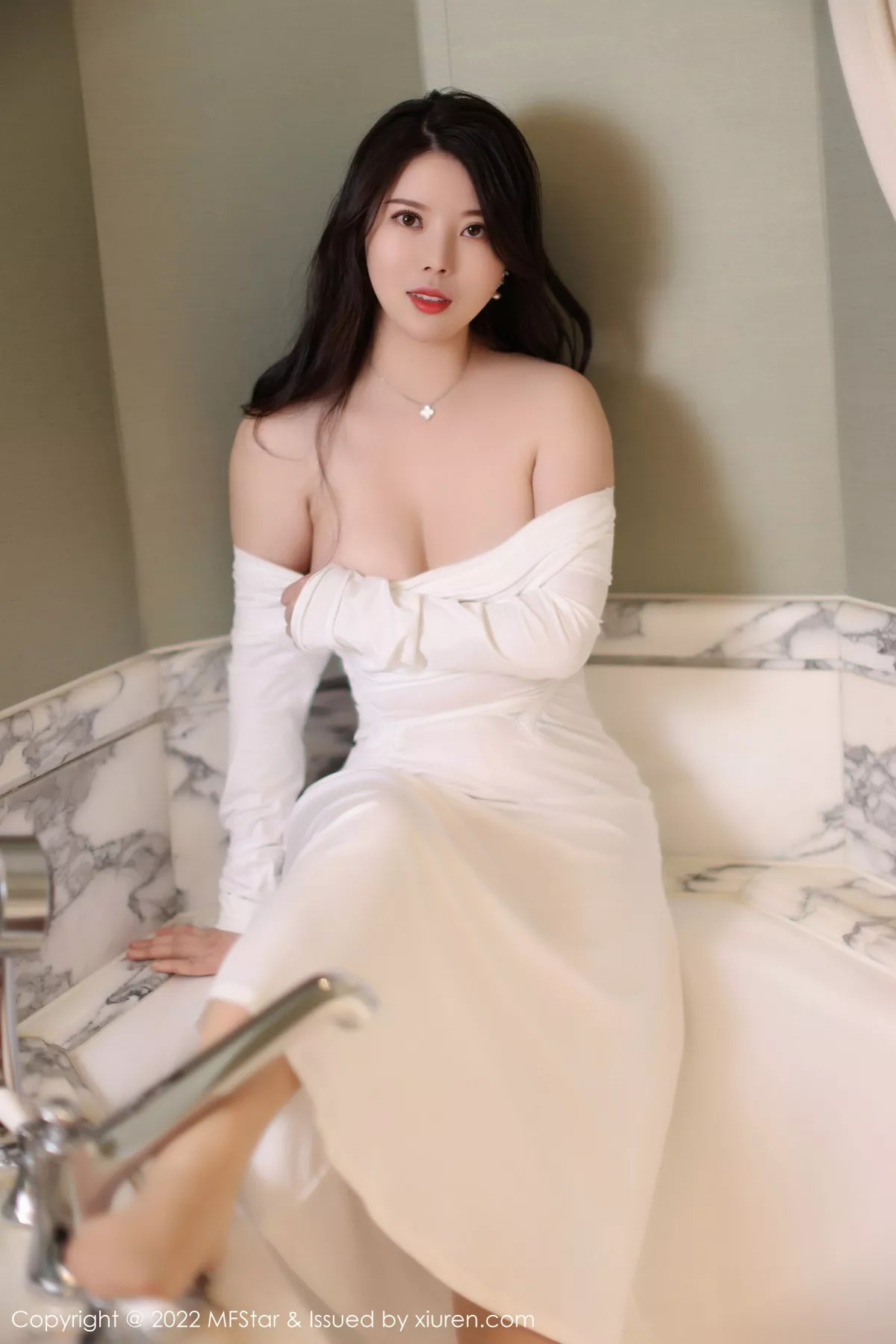 秀人集.com_[MFStar模范学院]Vol.576_模特白茹雪浴室场景白色露肩连衣长裙半脱秀雪嫩肌肤诱惑写真51P