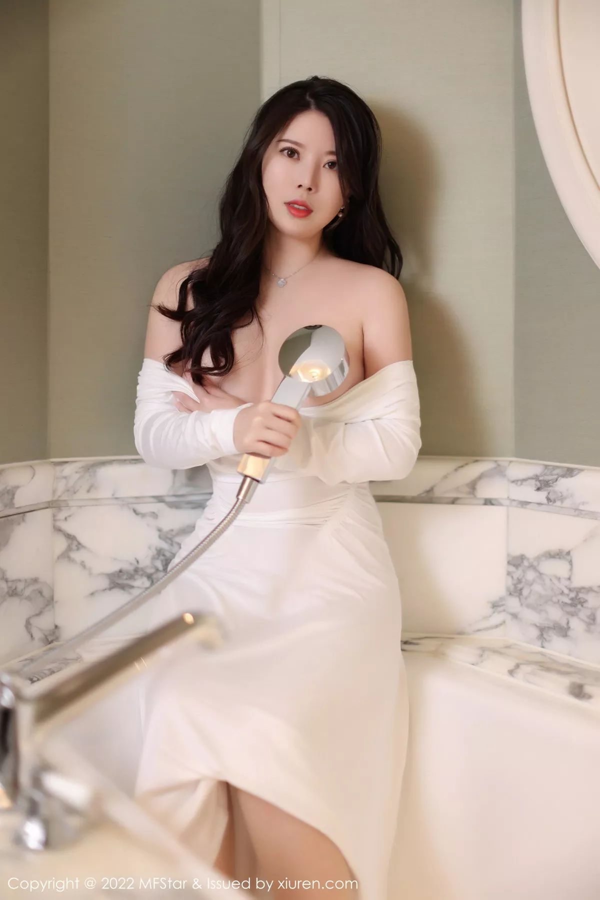 秀人集.com_[MFStar模范学院]Vol.576_模特白茹雪浴室场景白色露肩连衣长裙半脱秀雪嫩肌肤诱惑写真51P