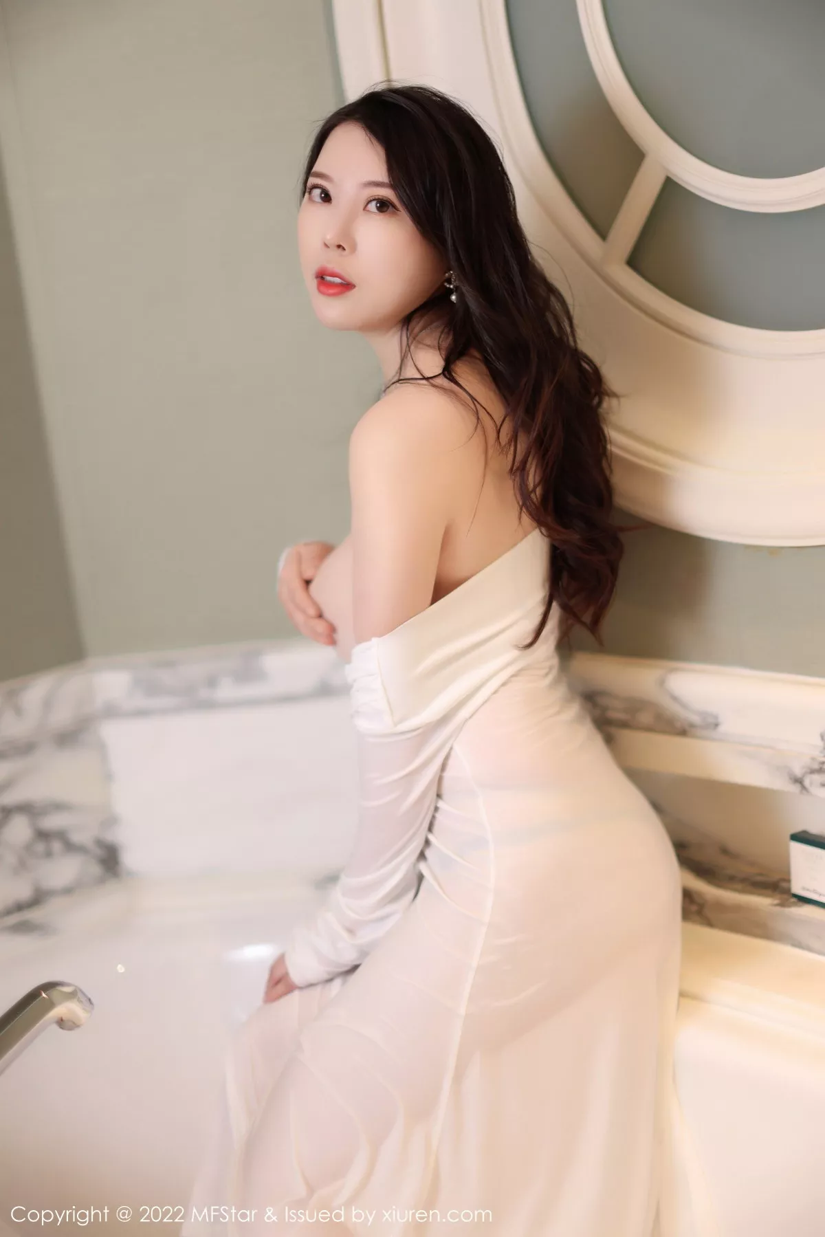秀人集.com_[MFStar模范学院]Vol.576_模特白茹雪浴室场景白色露肩连衣长裙半脱秀雪嫩肌肤诱惑写真51P