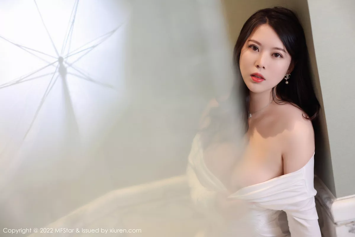 秀人集.com_[MFStar模范学院]Vol.576_模特白茹雪浴室场景白色露肩连衣长裙半脱秀雪嫩肌肤诱惑写真51P