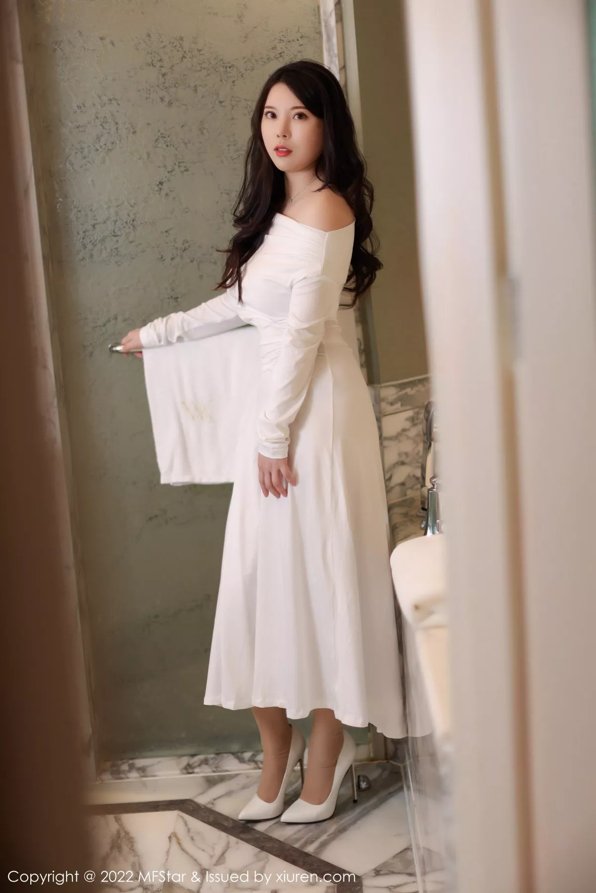 秀人集.com_[MFStar模范学院]Vol.576_模特白茹雪浴室场景白色露肩连衣长裙半脱秀雪嫩肌肤诱惑写真51P