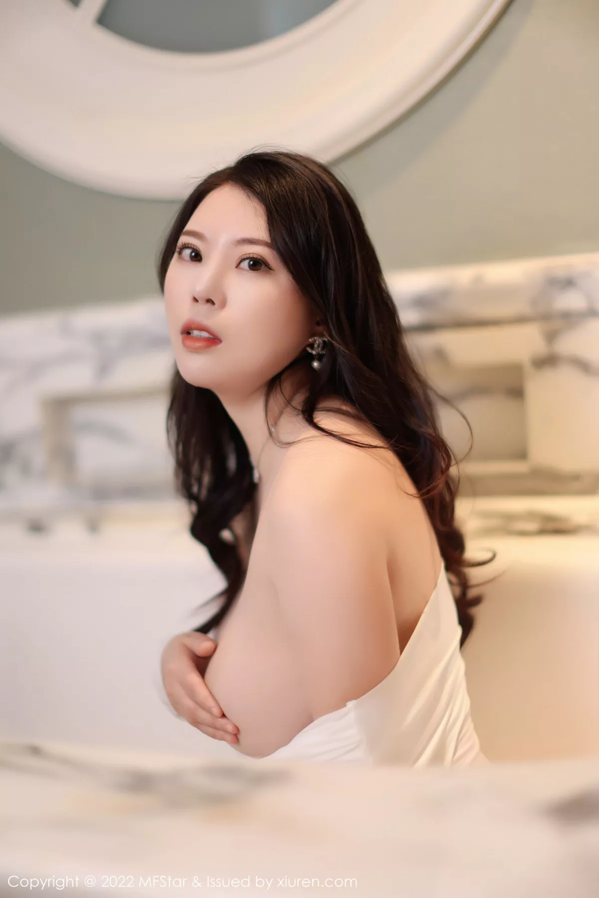 秀人集.com_[MFStar模范学院]Vol.576_模特白茹雪浴室场景白色露肩连衣长裙半脱秀雪嫩肌肤诱惑写真51P