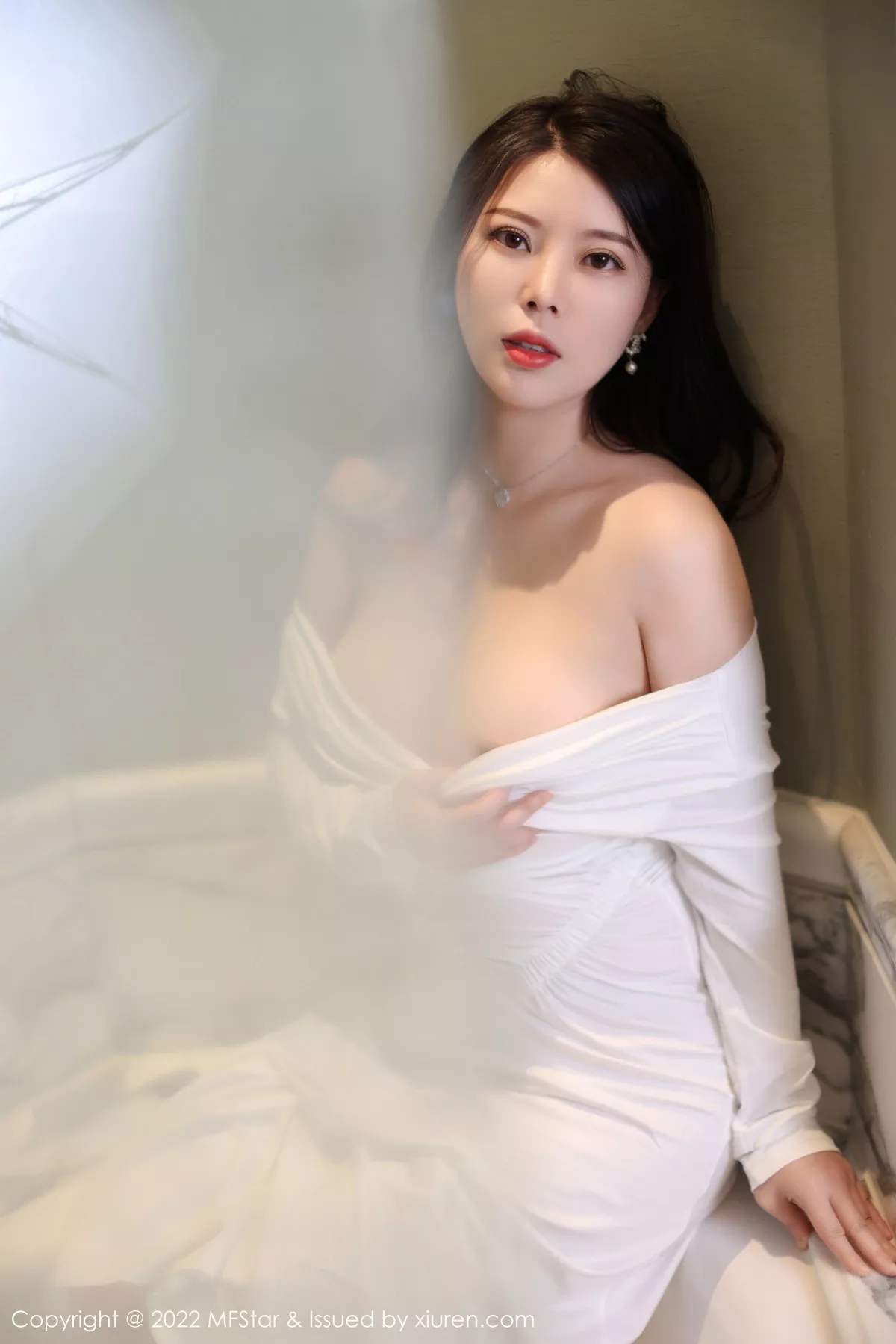 秀人集.com_[MFStar模范学院]Vol.576_模特白茹雪浴室场景白色露肩连衣长裙半脱秀雪嫩肌肤诱惑写真51P