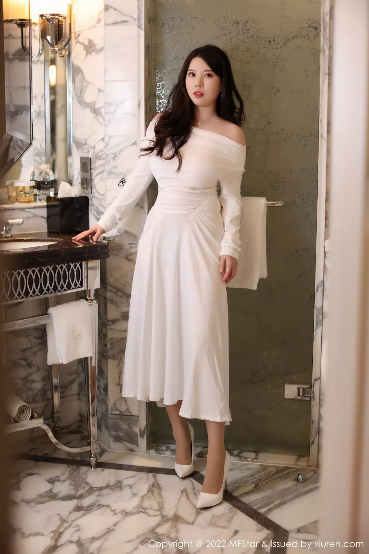 秀人集.com_[MFStar模范学院]Vol.576_模特白茹雪浴室场景白色露肩连衣长裙半脱秀雪嫩肌肤诱惑写真51P