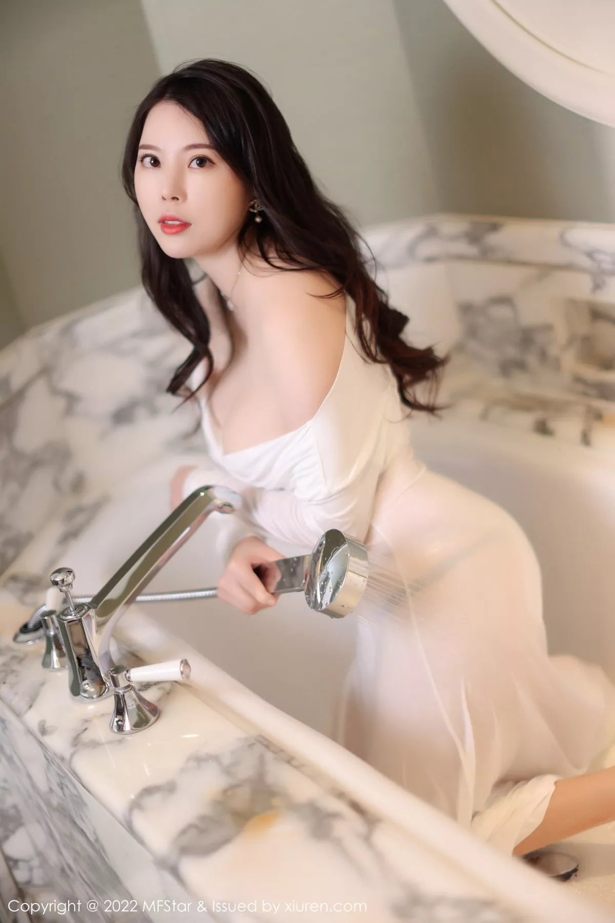 秀人集.com_[MFStar模范学院]Vol.576_模特白茹雪浴室场景白色露肩连衣长裙半脱秀雪嫩肌肤诱惑写真51P