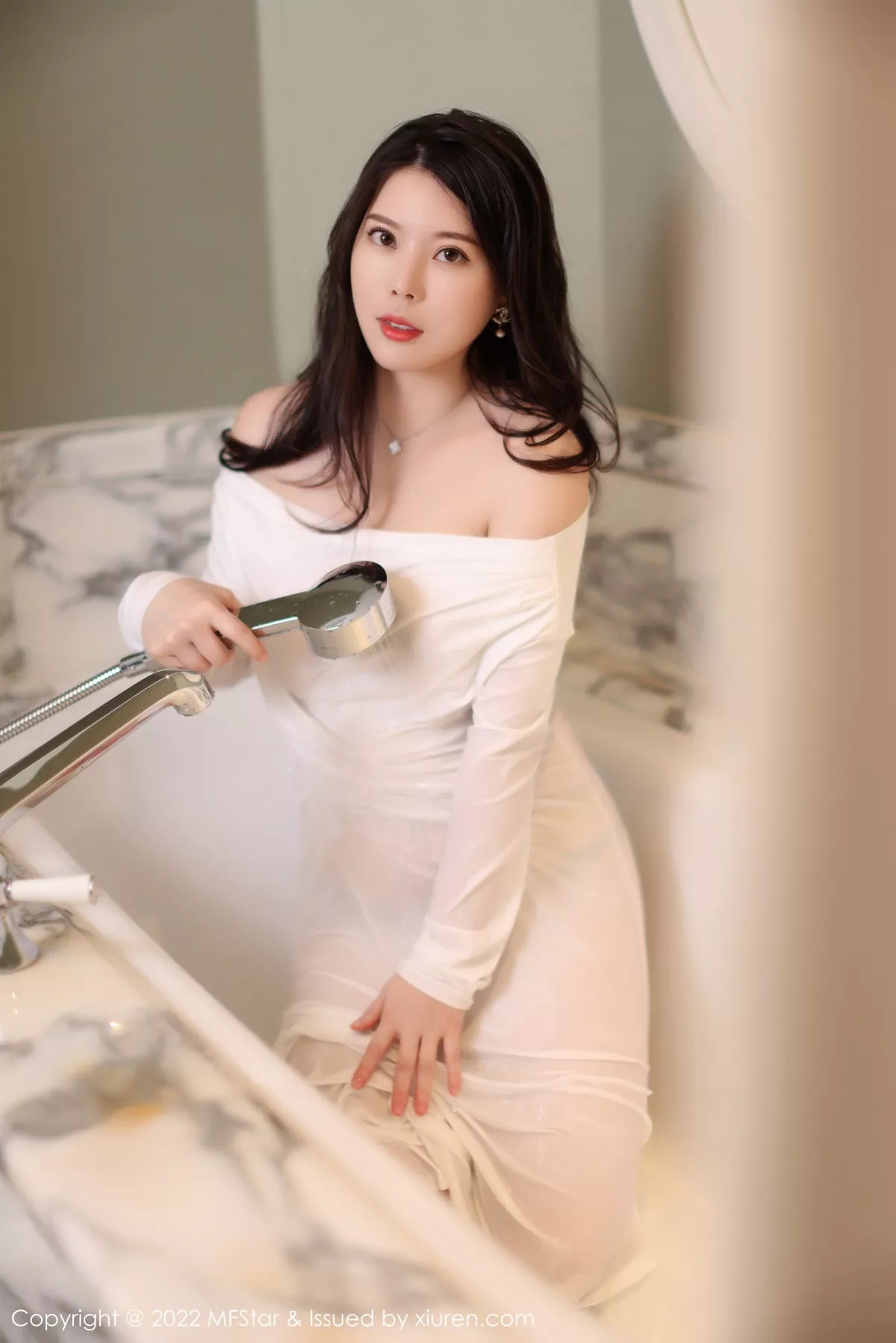 秀人集.com_[MFStar模范学院]Vol.576_模特白茹雪浴室场景白色露肩连衣长裙半脱秀雪嫩肌肤诱惑写真51P