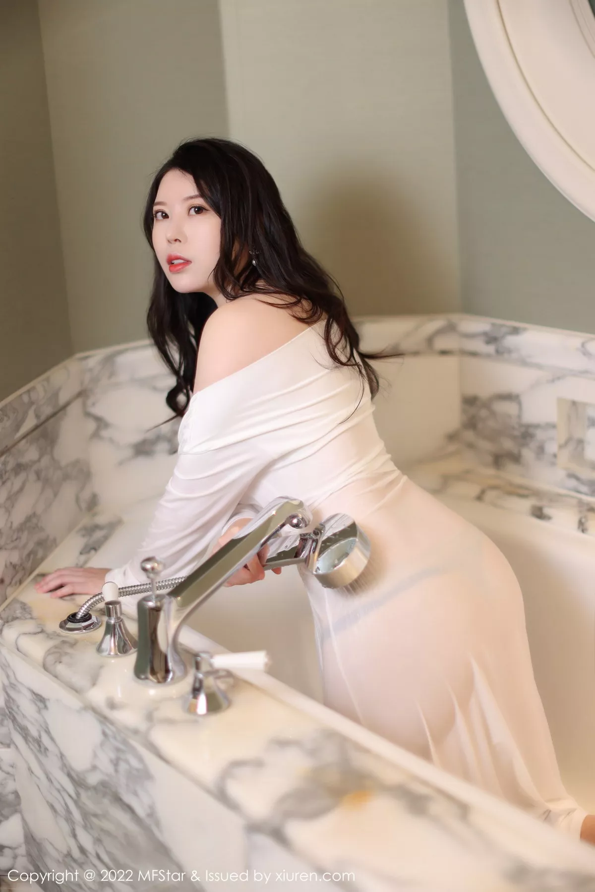 秀人集.com_[MFStar模范学院]Vol.576_模特白茹雪浴室场景白色露肩连衣长裙半脱秀雪嫩肌肤诱惑写真51P