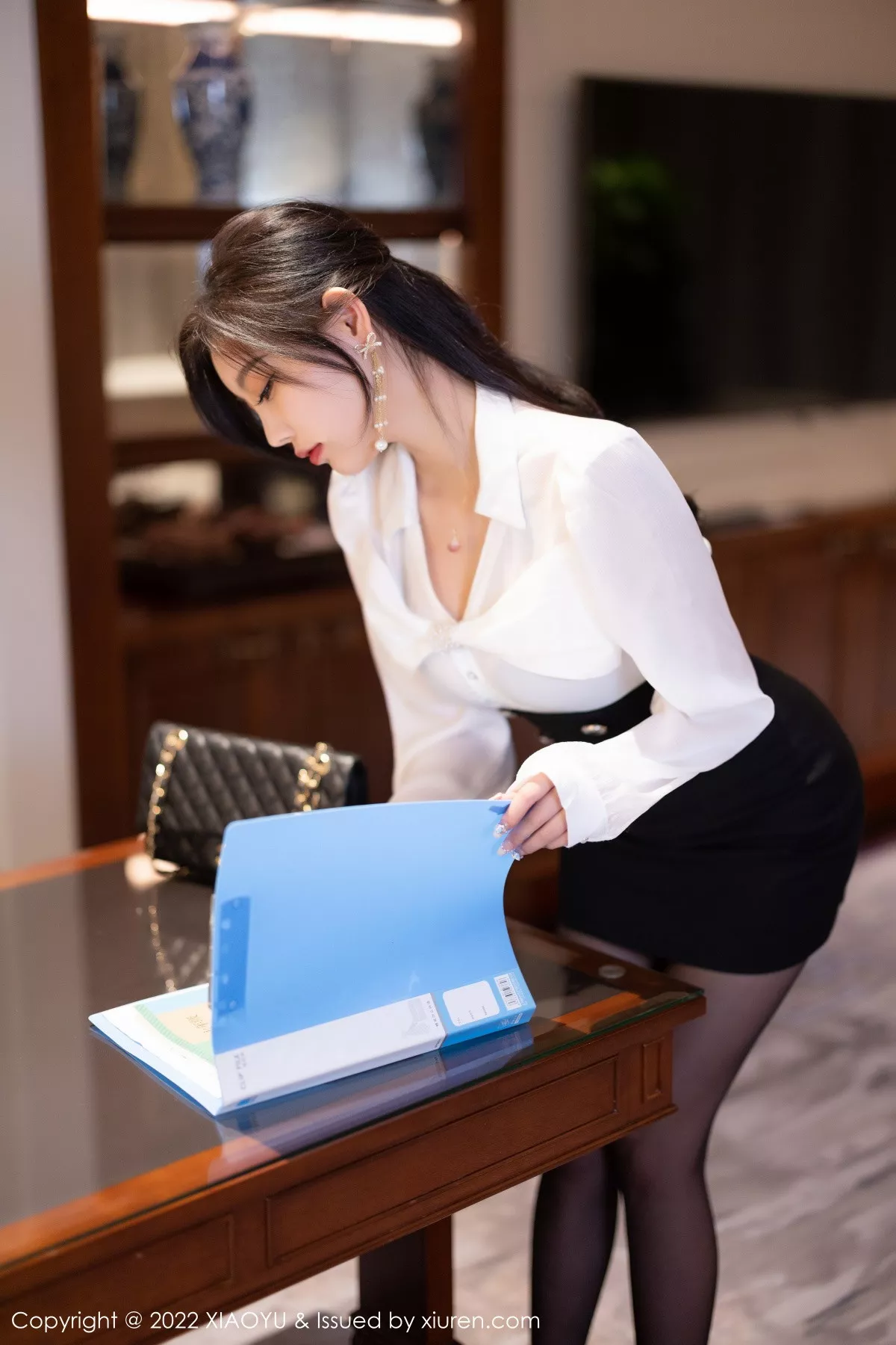 秀人集.com_[XiaoYu画语界]Vol.936_女神杨晨晨Yome性感白T配黑短裙露蓝色内衣超薄黑丝诱惑写真82P