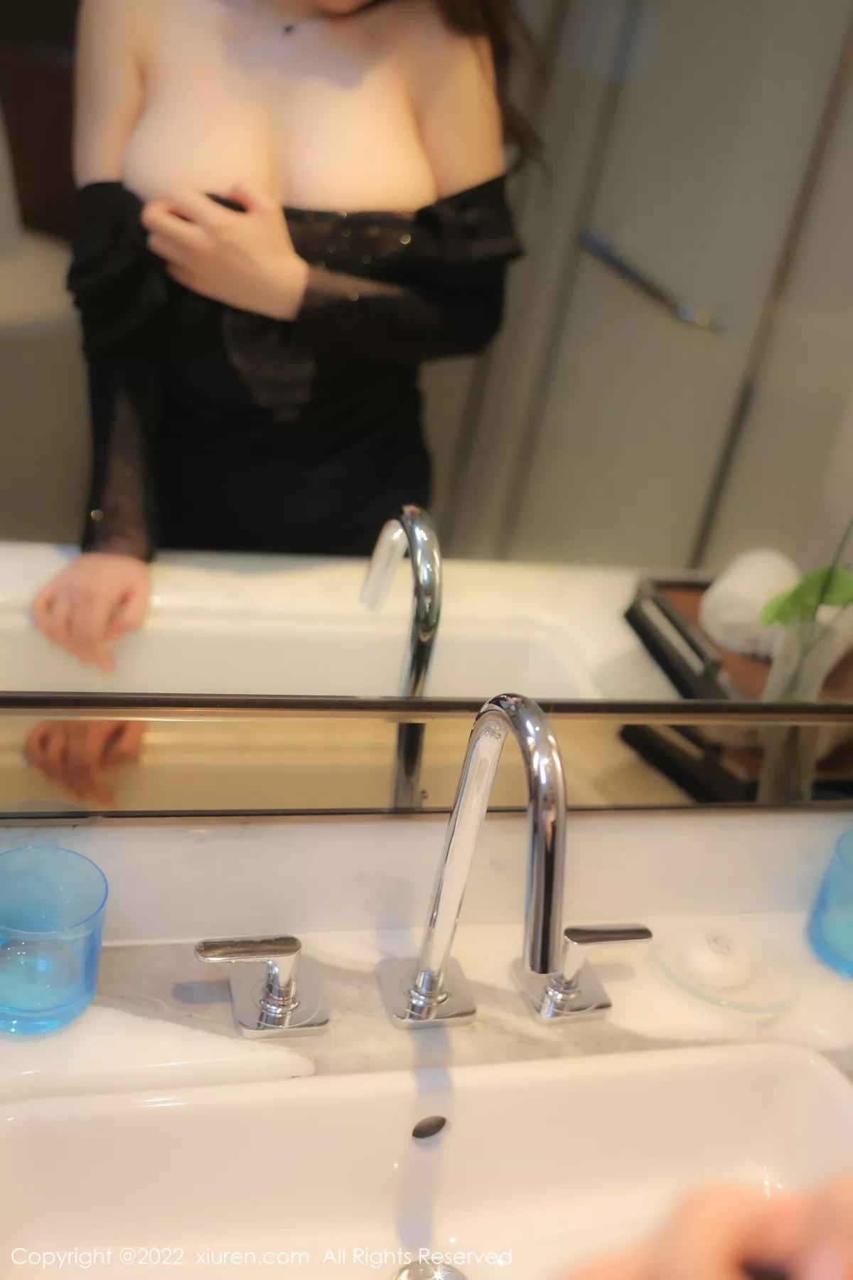 秀人集.com_[XiuRen秀人网]No.6069_模特顾乔楠Cora性感黑色收身连衣短裙半脱露黑色内衣诱惑写真87P