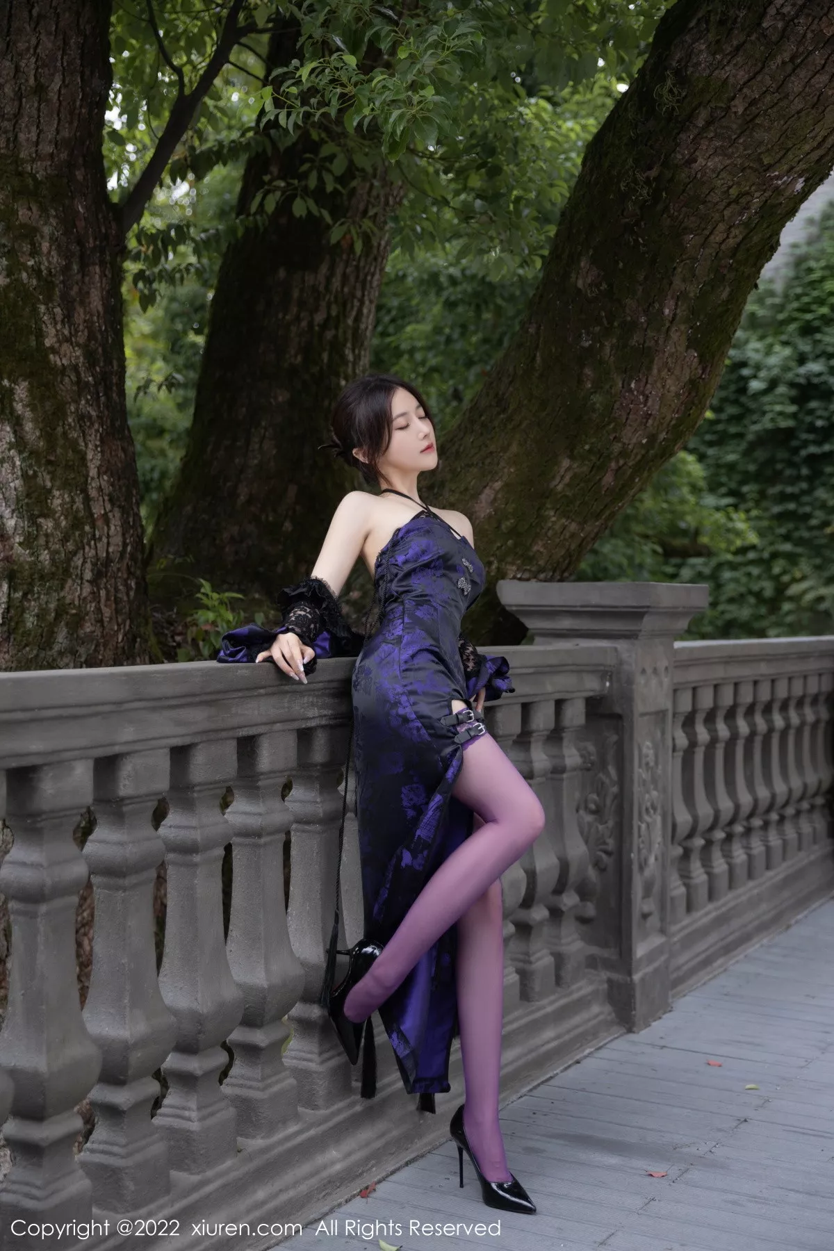 秀人集.com_[XiuRen秀人网]No.6074_模特鱼子酱Fish独角戏主题性感露肩连衣裙配紫色丝袜诱惑写真79P