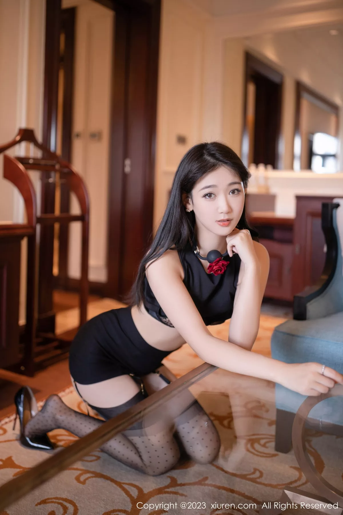 秀人集.com_[XiuRen秀人网]No.6079_模特唐安琪脱白色外衣露黑色轻透蕾丝内衣配黑丝吊袜诱惑写真83P