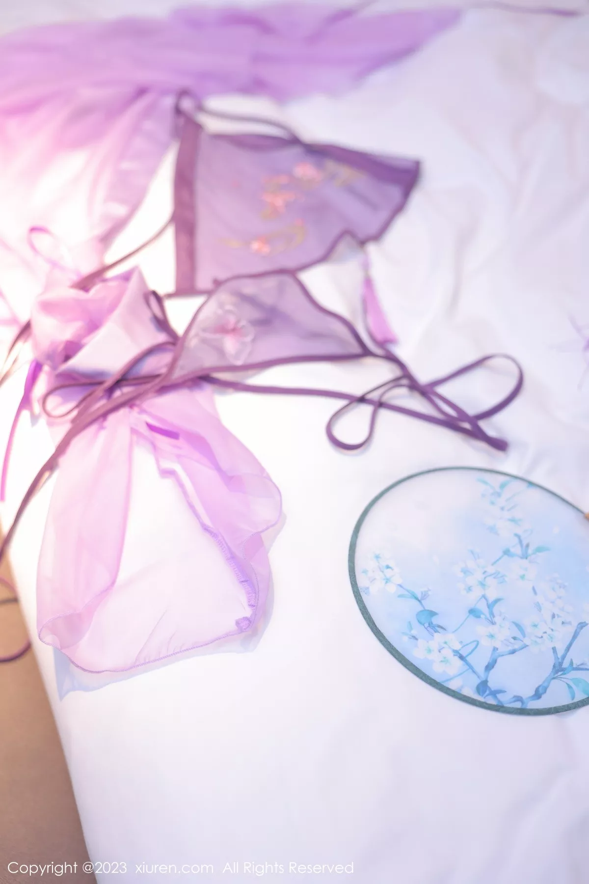 秀人集.com_[XiuRen秀人网]No.6077_模特美羊羊性感紫色古装服饰半脱露丁字裤秀翘臀美腿诱惑写真83P