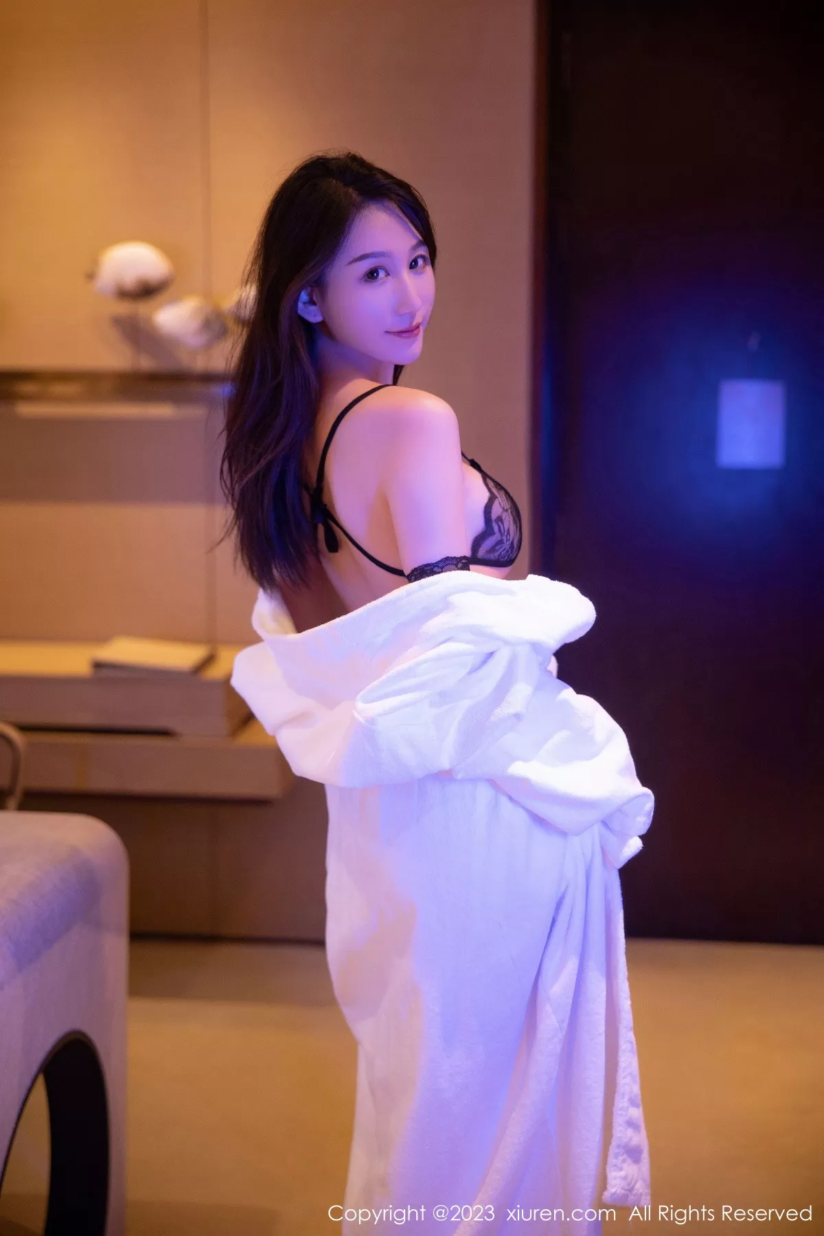 秀人集.com_[XiuRen秀人网]No.6083_模特薇薇酱私房脱白色睡袍露黑色蕾丝内衣秀曼妙身姿诱惑写真84P