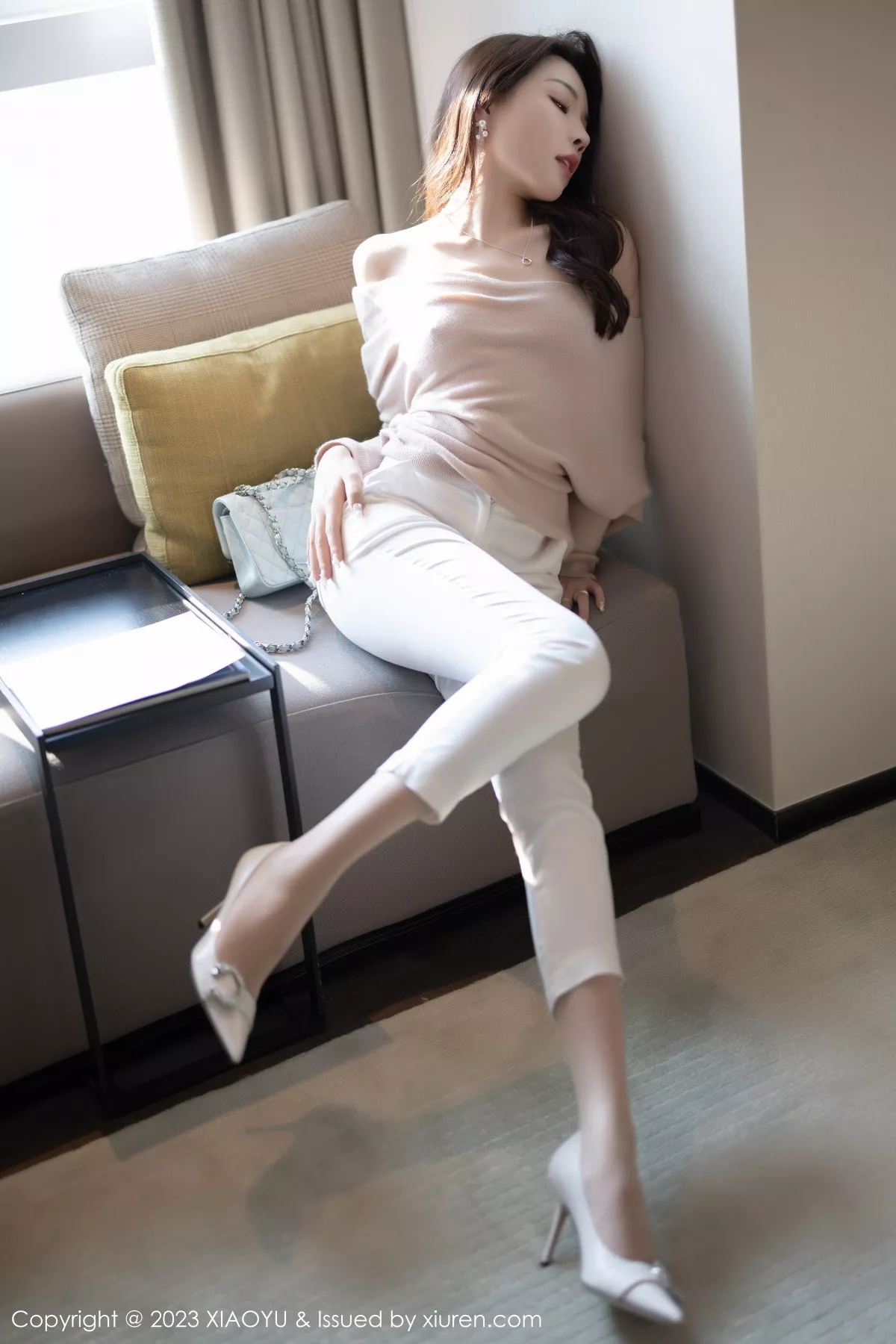 秀人集.com_[XiaoYu画语界]Vol.940_女神徐莉芝Booty浅暖色上衣配白色长裤露白色刺绣内衣诱惑写真93P