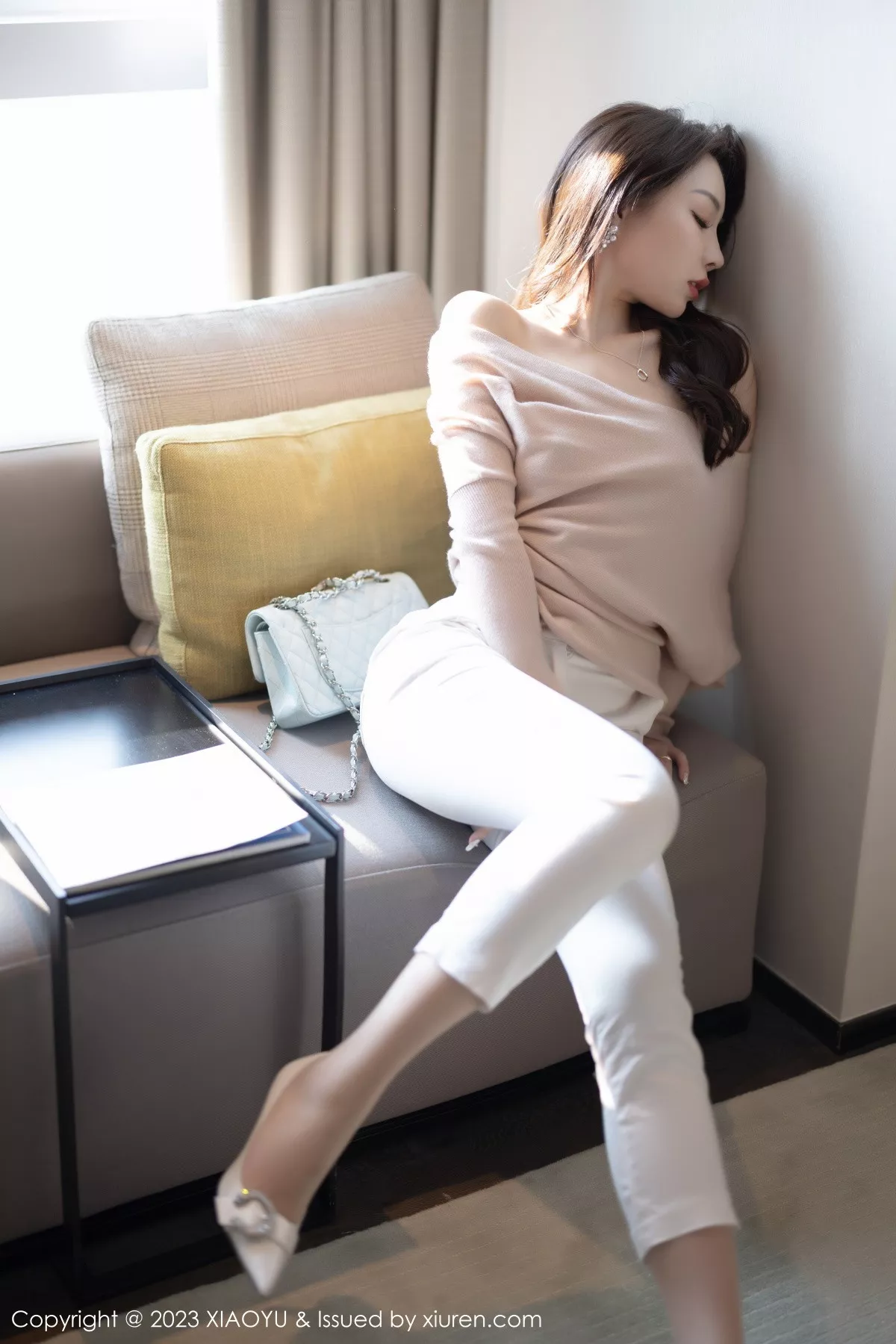 秀人集.com_[XiaoYu画语界]Vol.940_女神徐莉芝Booty浅暖色上衣配白色长裤露白色刺绣内衣诱惑写真93P