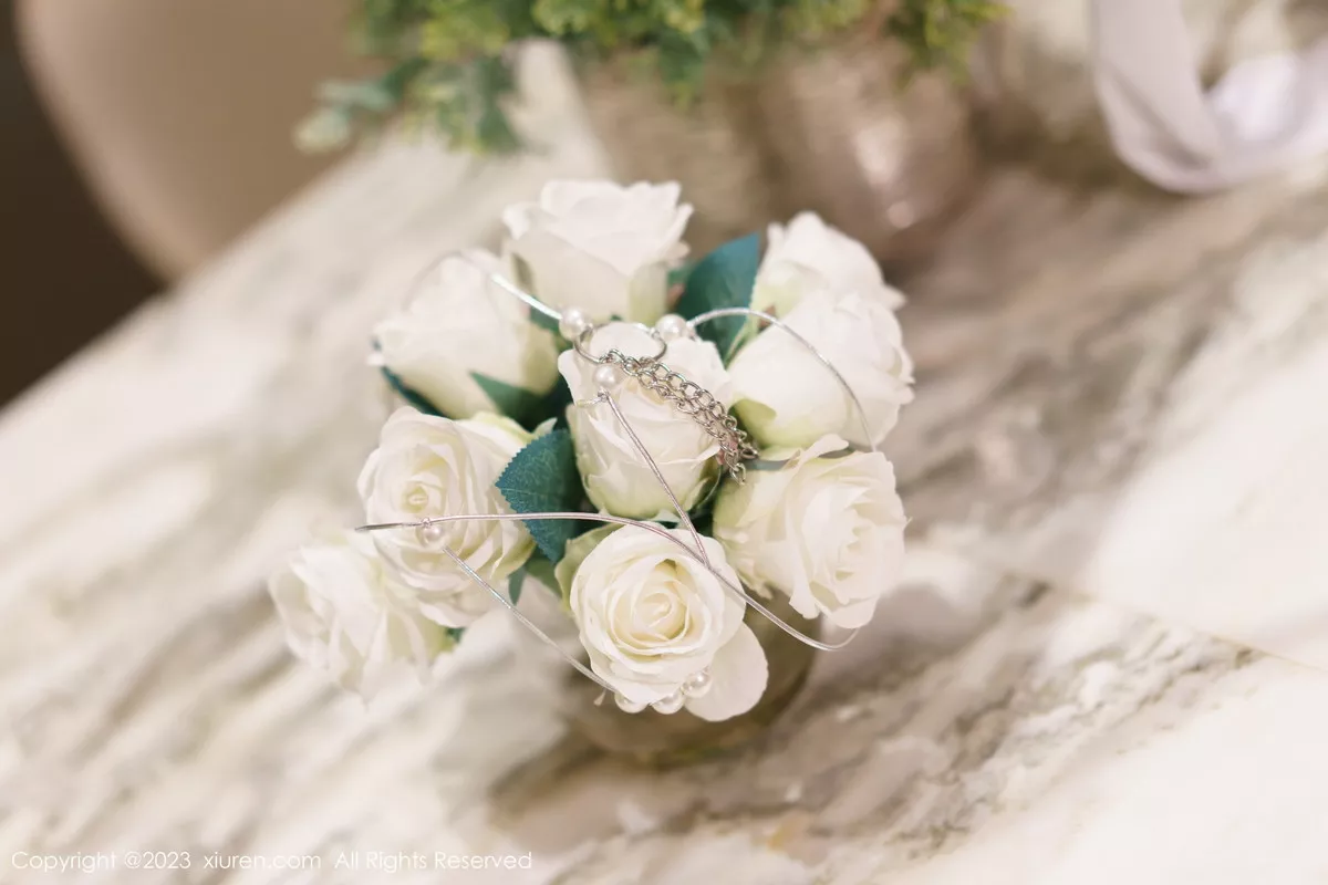 秀人集.com_[XiuRen秀人网]No.6092_模特laura阿姣三亚旅拍浅色露肩连衣裙配开档肉丝惹火诱惑写真70P