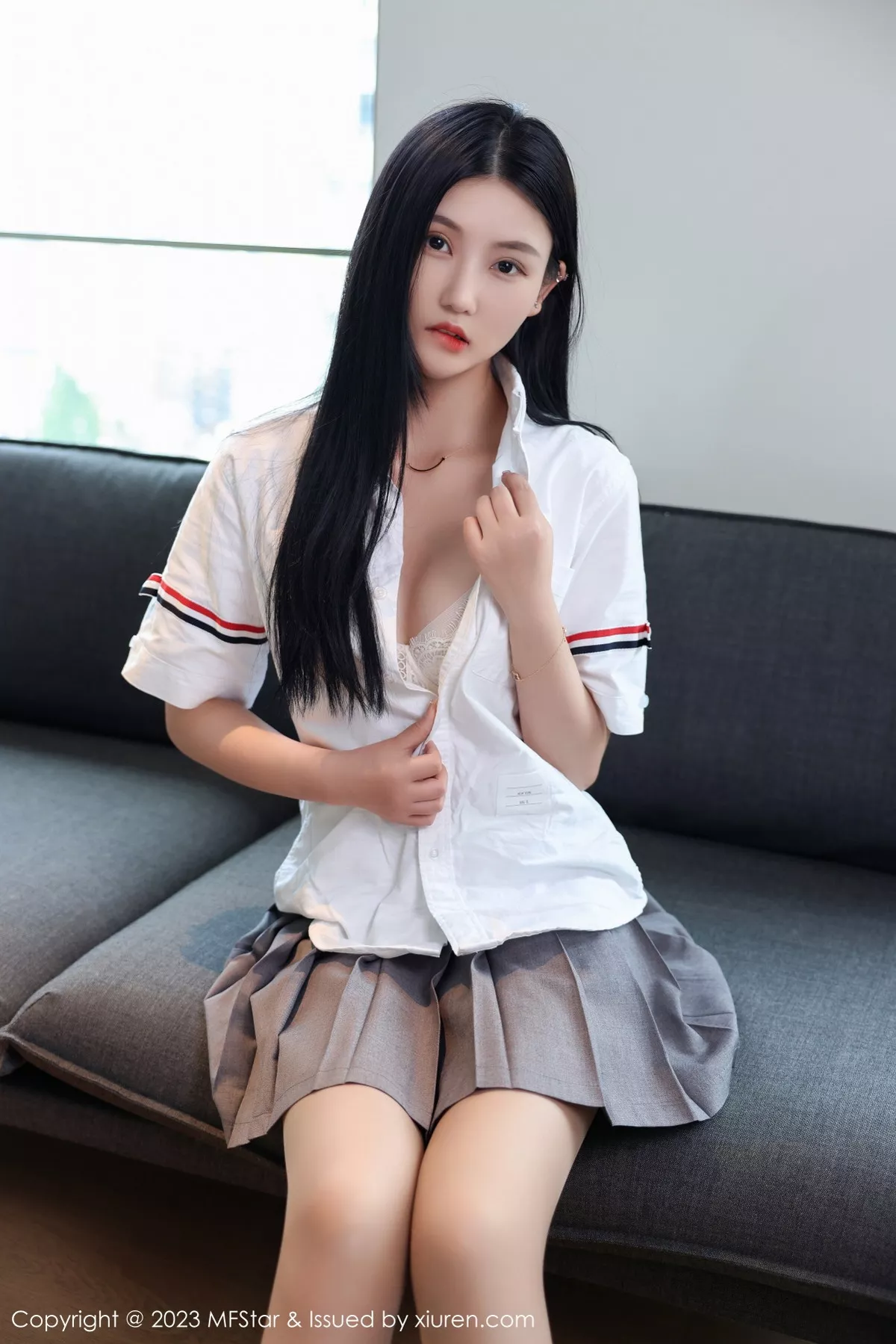 秀人集.com_[MFStar模范学院]Vol.578_模特Ai西西里性感简约白T配灰短裙露白色蕾丝内衣撩人诱惑写真62P