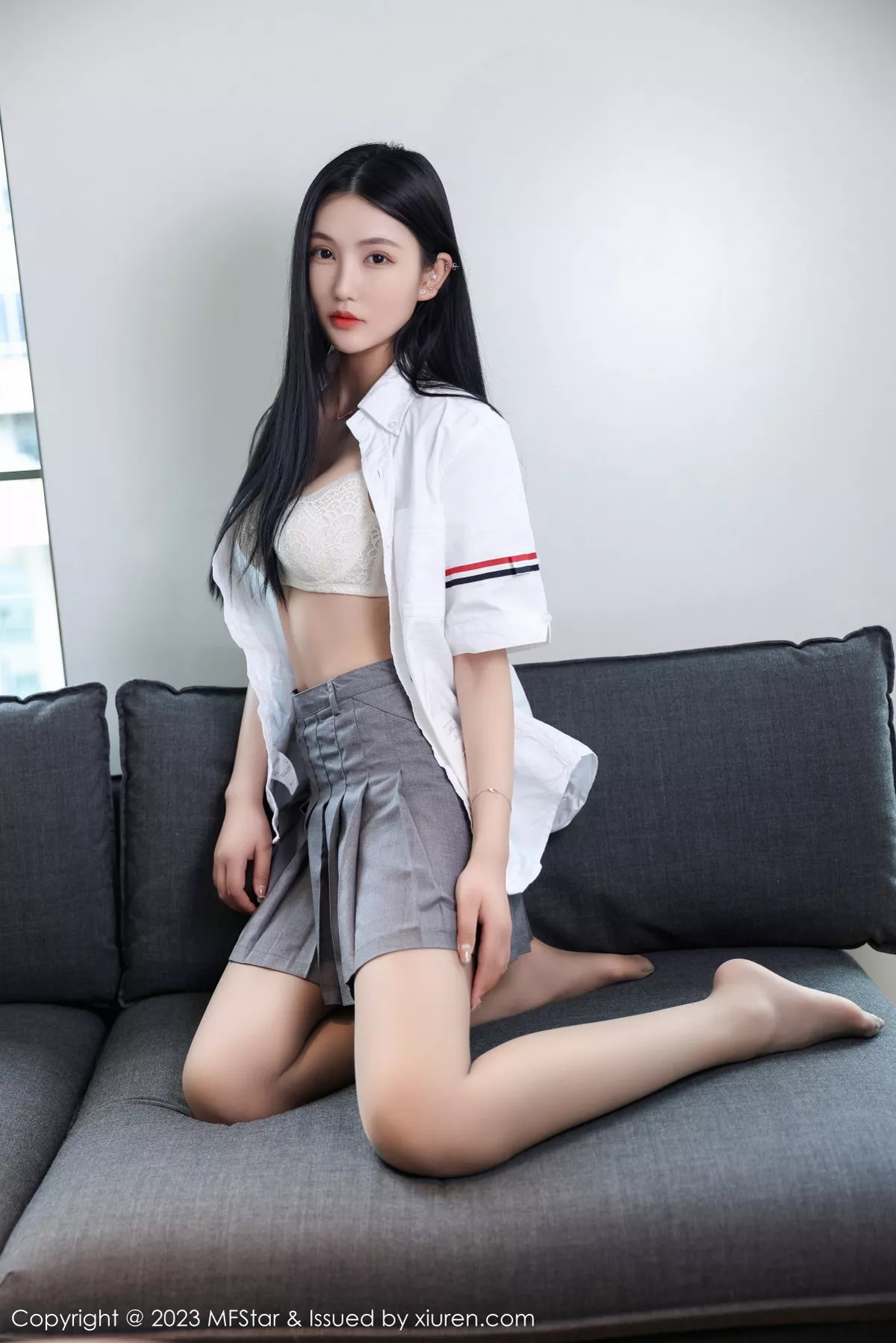 秀人集.com_[MFStar模范学院]Vol.578_模特Ai西西里性感简约白T配灰短裙露白色蕾丝内衣撩人诱惑写真62P