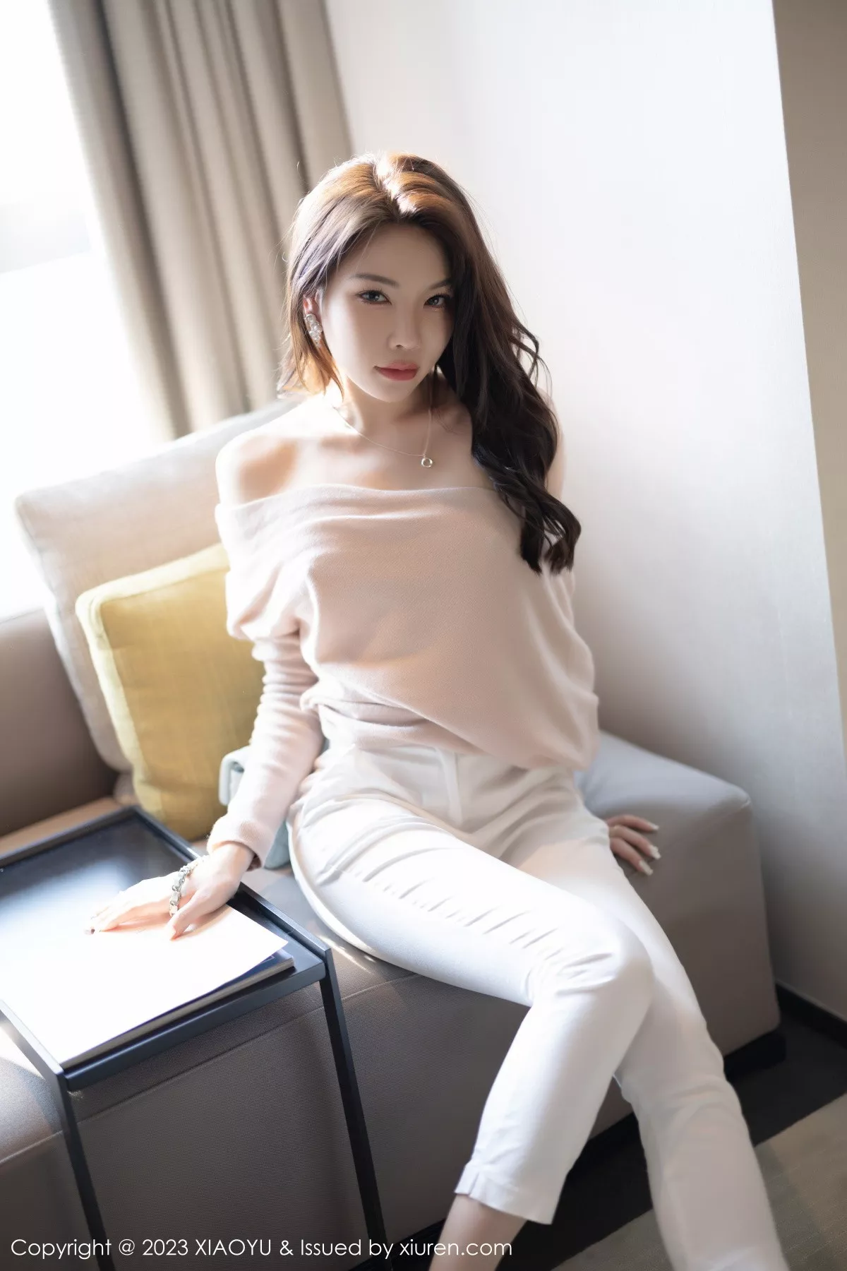 秀人集.com_[XiaoYu画语界]Vol.940_女神徐莉芝Booty浅暖色上衣配白色长裤露白色刺绣内衣诱惑写真93P