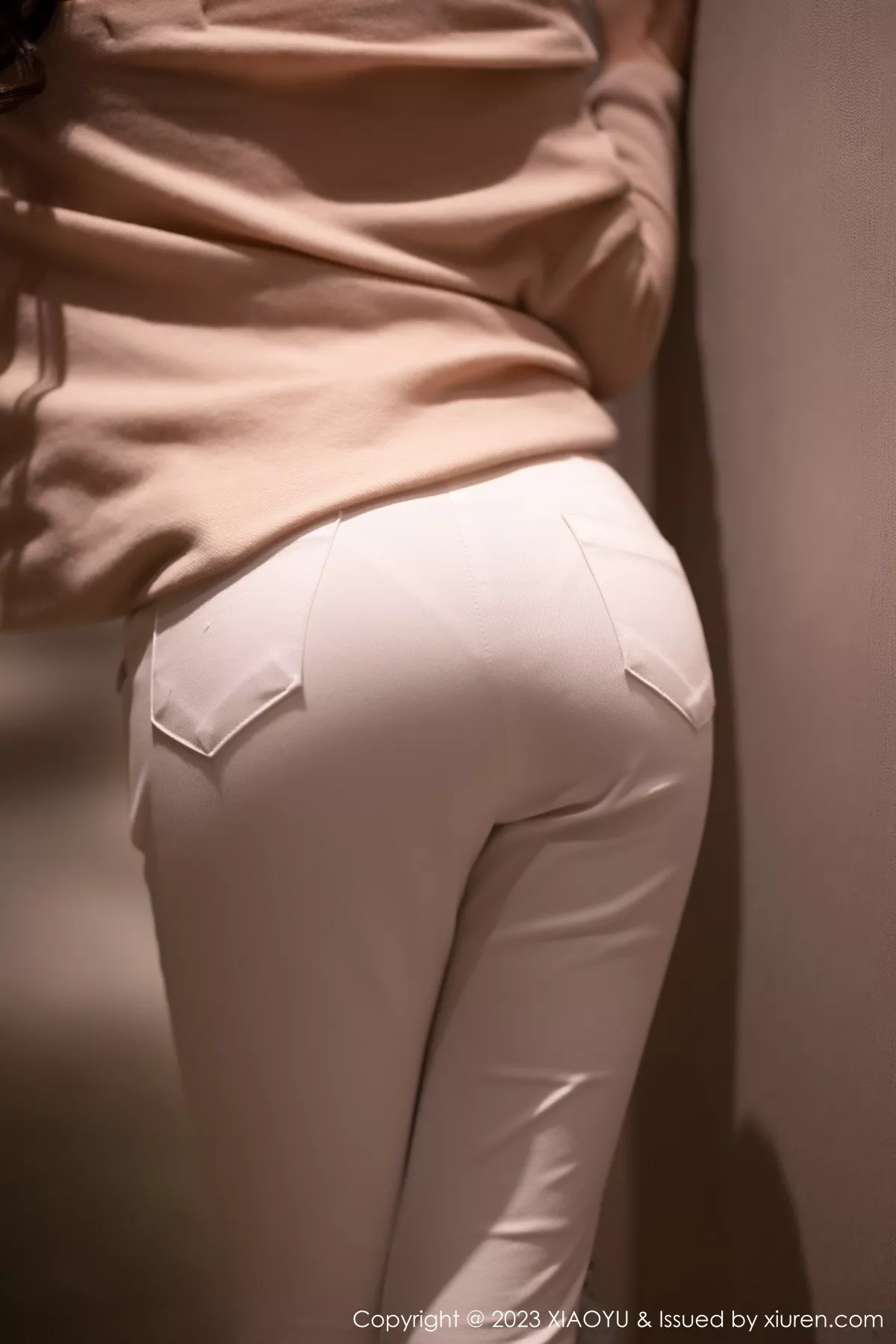 秀人集.com_[XiaoYu画语界]Vol.940_女神徐莉芝Booty浅暖色上衣配白色长裤露白色刺绣内衣诱惑写真93P