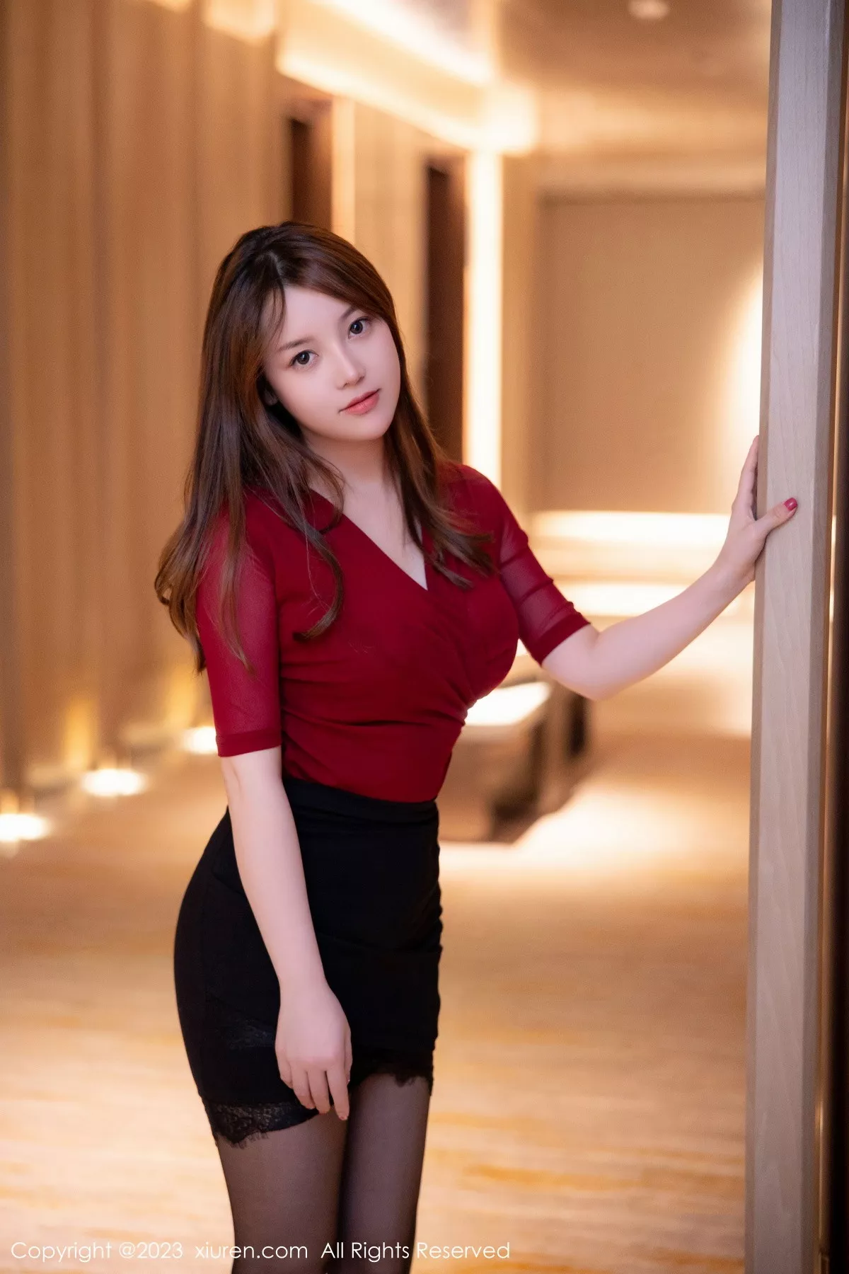 秀人集.com_[XiuRen秀人网]No.6096_模特豆瓣酱性感红色服饰配黑短裙露黑色蕾丝内衣丰满诱惑写真96P