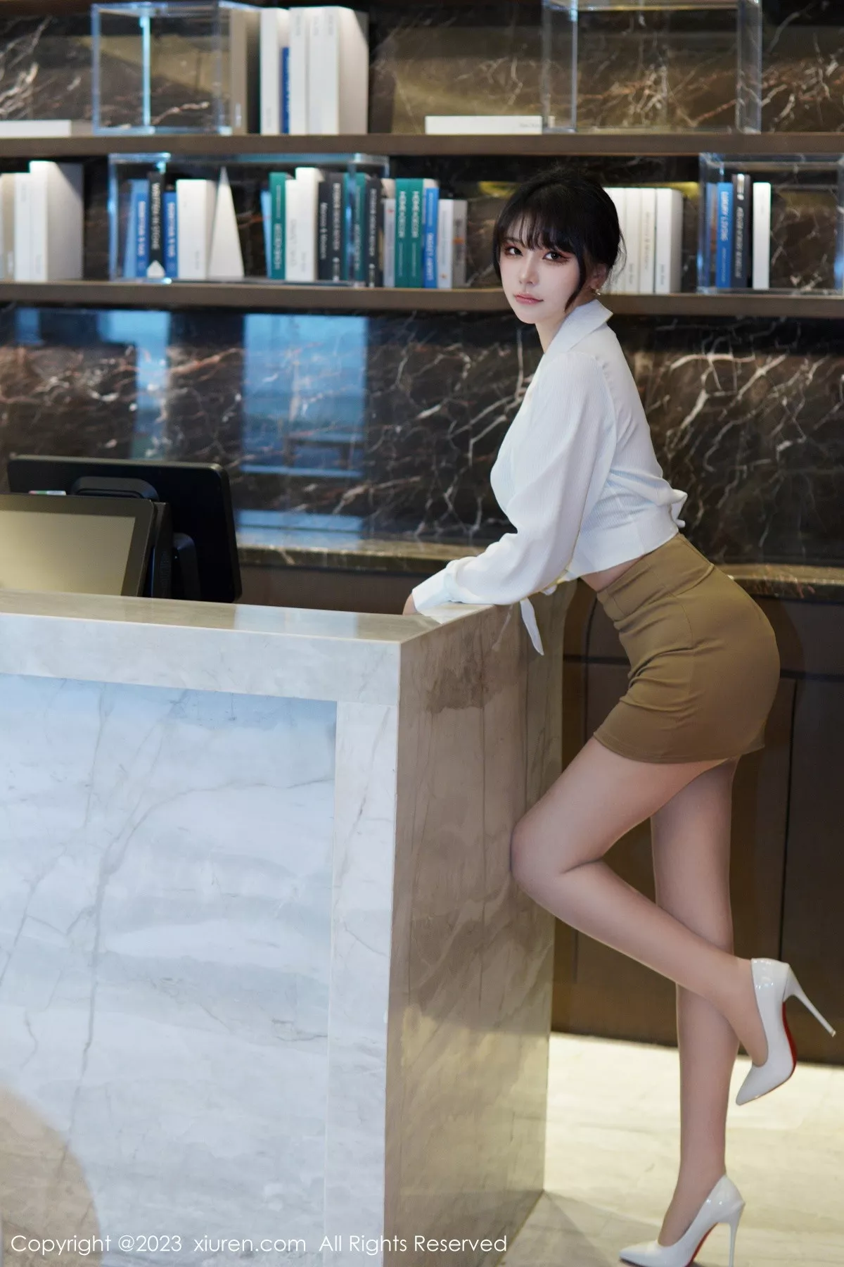 秀人集.com_[XiuRen秀人网]No.6111_模特桃桃子_性感白T配黄色短裙露蕾丝内衣配开档肉丝诱惑写真86P