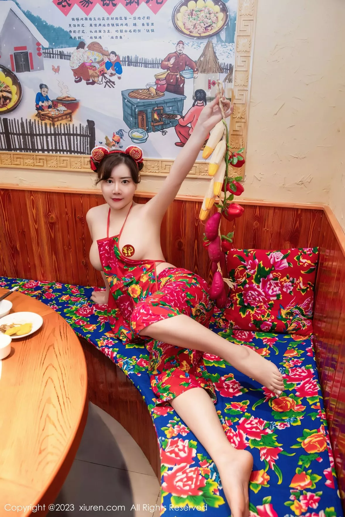 秀人集.com_[XiuRen秀人网]No.6121_模特王婉悠Queen餐桌场景东北大花布布兜秀惹火身材诱惑写真51P