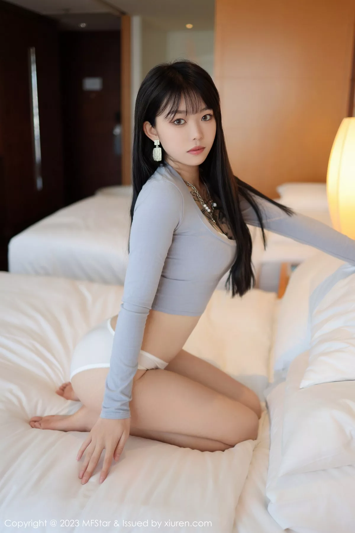 秀人集.com_[MFStar模范学院]Vol.580_模特奶瓶.性感淡蓝色收身上衣露白色内裤秀曼妙身姿诱惑写真50P