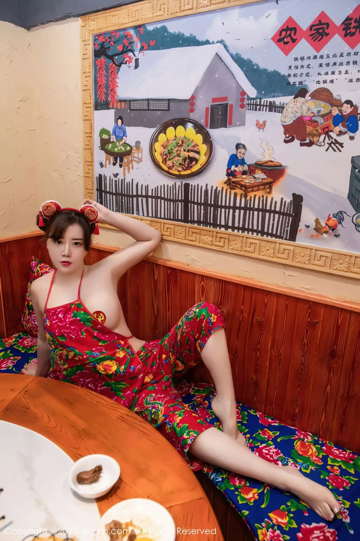 秀人集.com_[XiuRen秀人网]No.6121_模特王婉悠Queen餐桌场景东北大花布布兜秀惹火身材诱惑写真51P