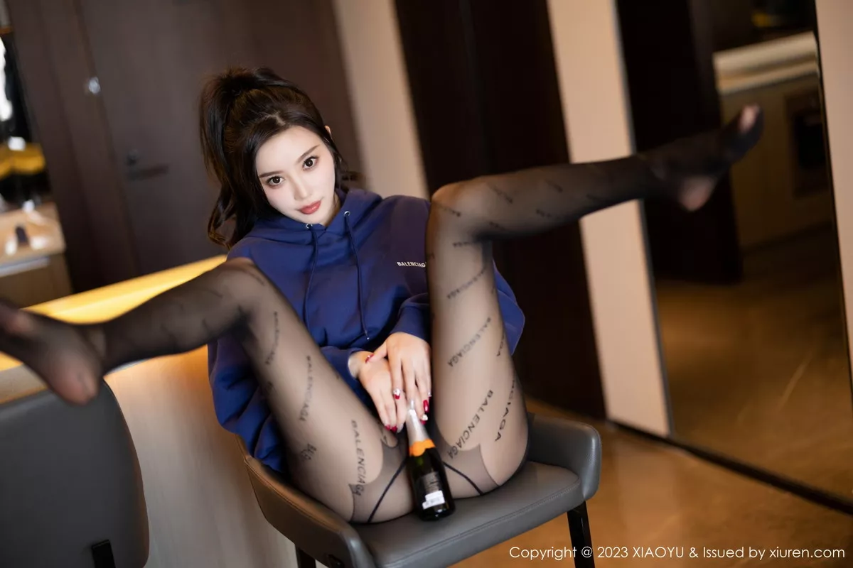 秀人集.com_[XiaoYu画语界]Vol.946_女神杨晨晨Yome脱外套露蕾丝内衣超薄黑丝秀完美身材诱惑写真82P