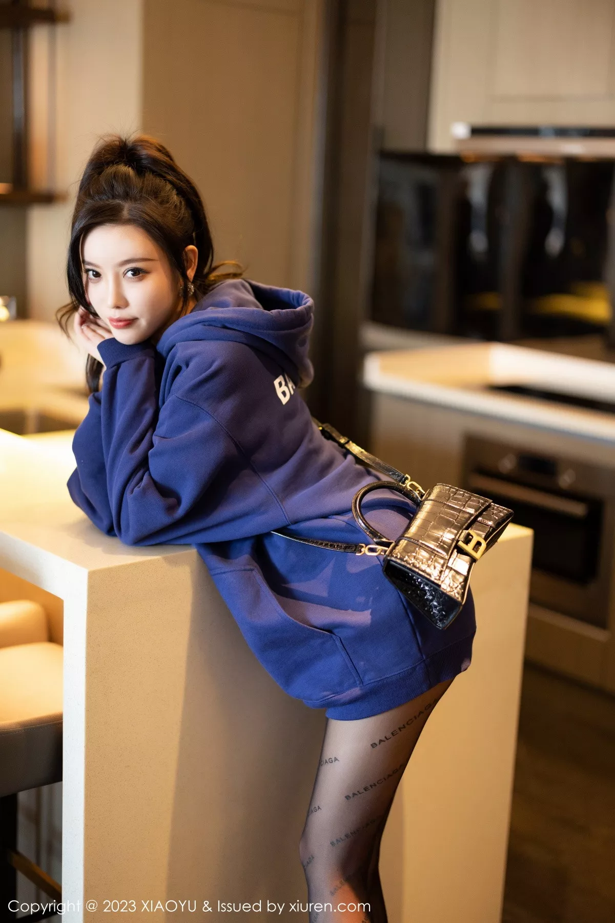 秀人集.com_[XiaoYu画语界]Vol.946_女神杨晨晨Yome脱外套露蕾丝内衣超薄黑丝秀完美身材诱惑写真82P