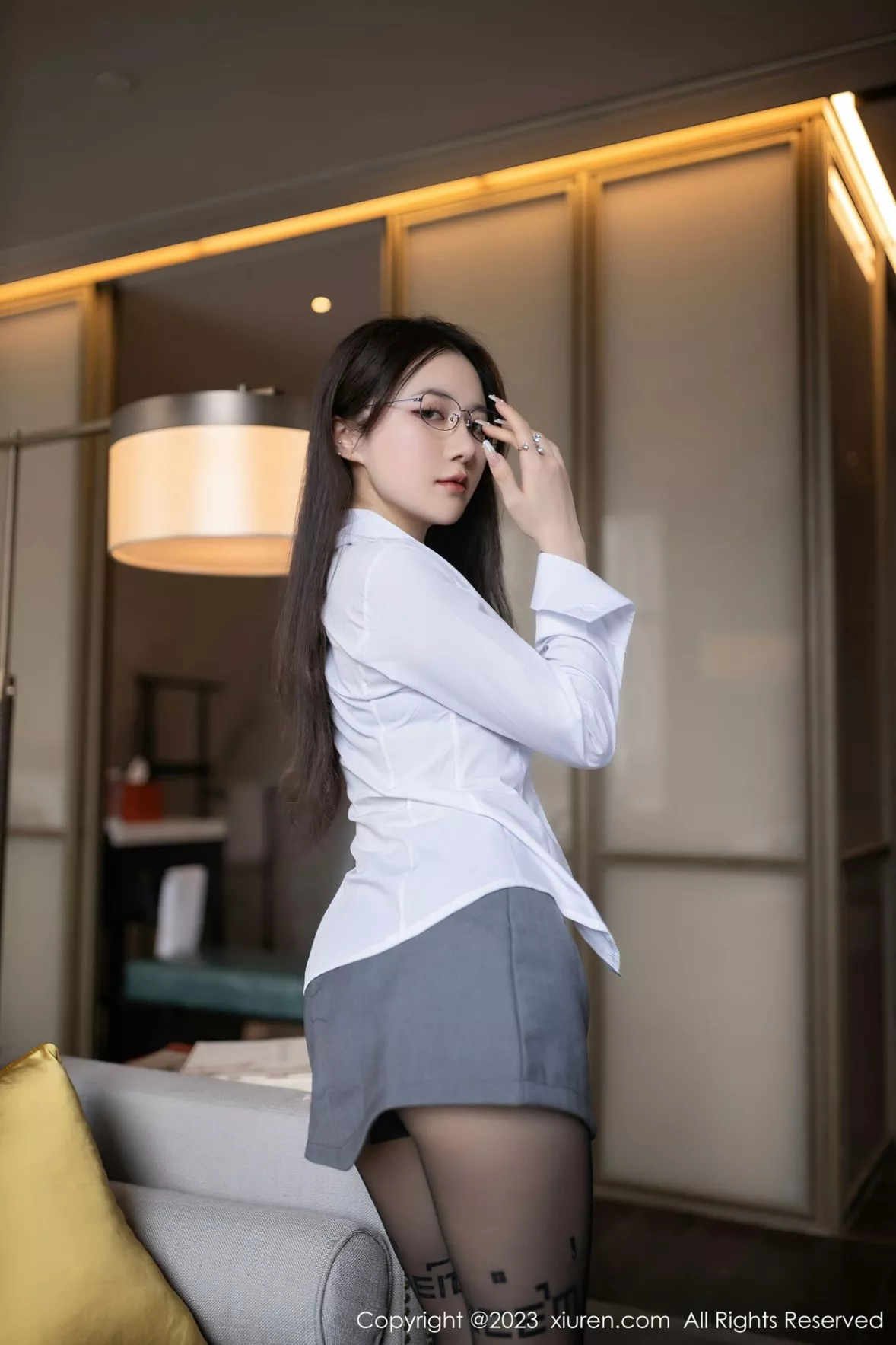 秀人集.com_[XiuRen秀人网]No.6135_模特鱼子酱Fish性感白T配灰色短裙露蕾丝内衣超薄黑丝诱惑写真84P