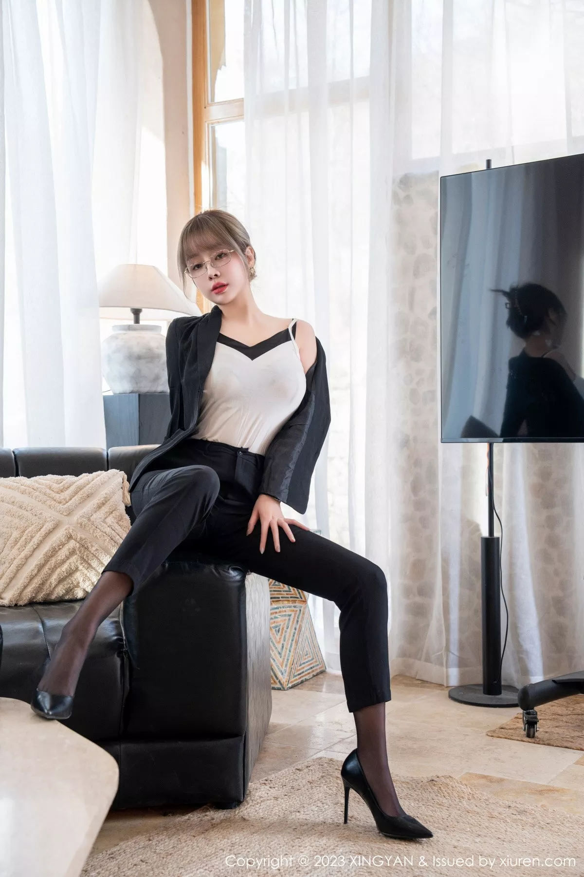 秀人集.com_[XINGYAN星颜社]VOL.167_女神王雨纯脱简约黑色制服露性感蕾丝内衣配黑丝吊袜诱惑写真75P