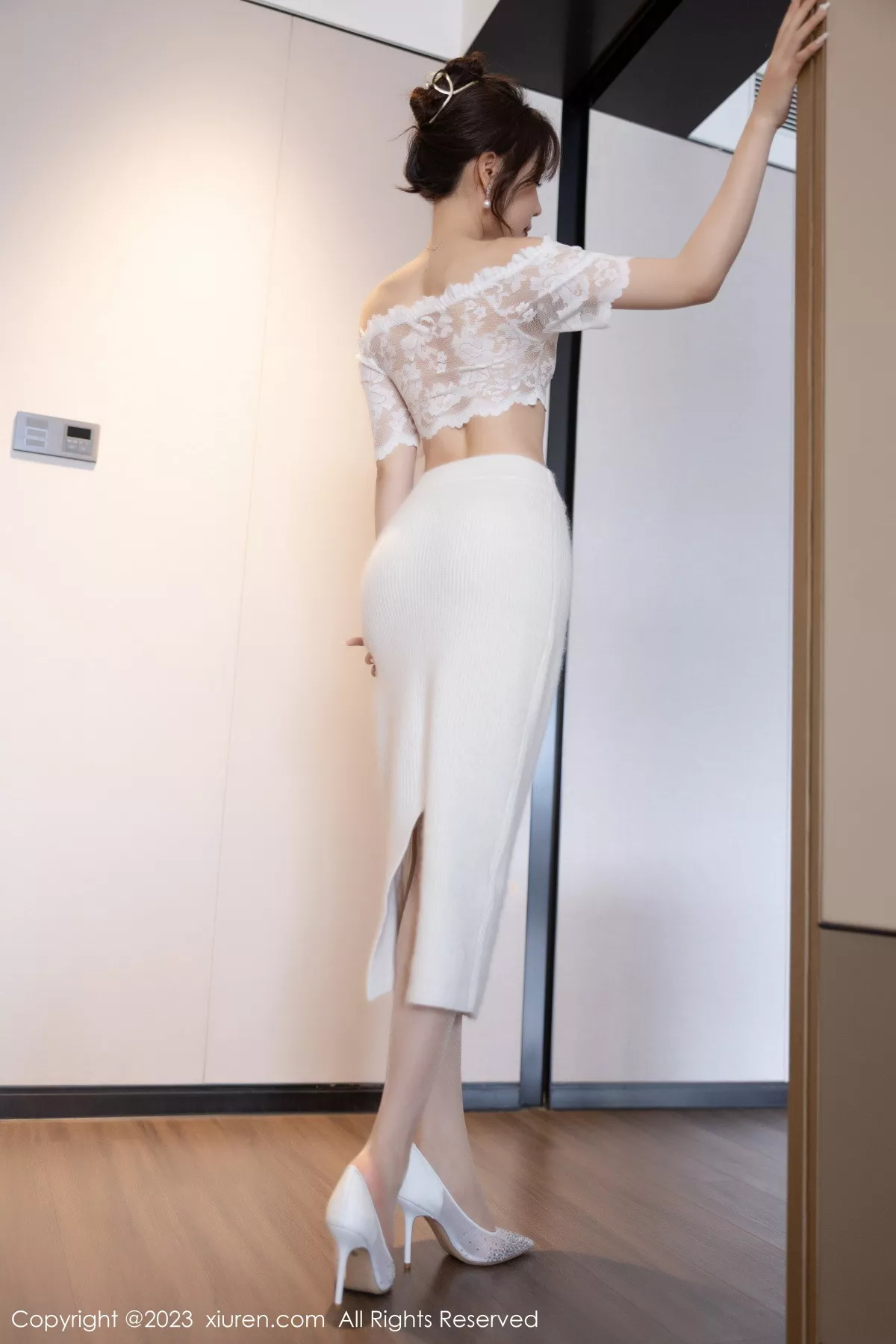 秀人集.com_[XiuRen秀人网]No.6132_女神徐莉芝Booty脱露肩连衣长裙露性感白色蕾丝内衣诱惑写真83P