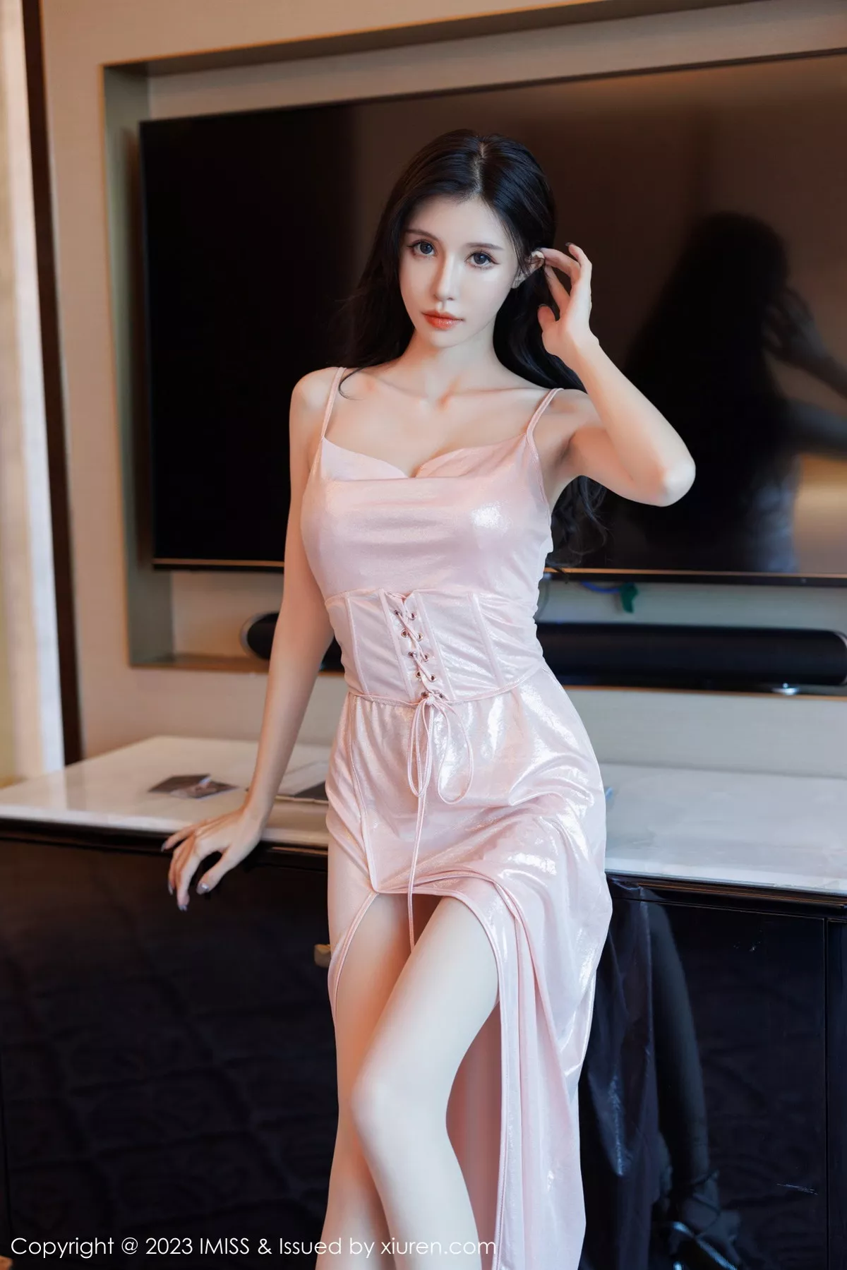 秀人集.com_[IMISS爱蜜社]Vol.711_模特泥鳅鳅酒店场景粉色吊带裙露蕾丝内衣配超薄肉丝诱惑写真66P