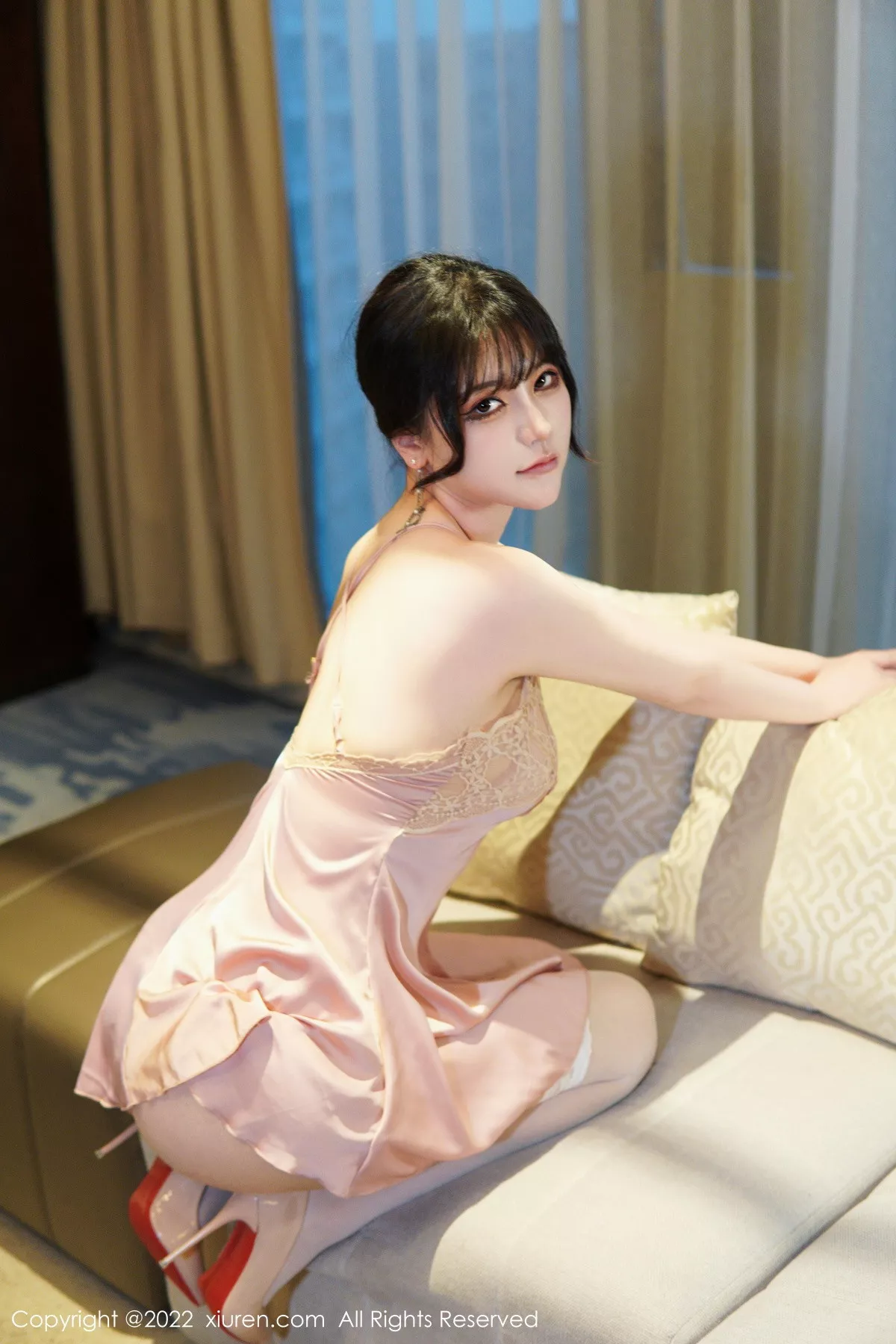 秀人集.com_[XiuRen秀人网]No.6022_新人模特桃桃子性感粉色睡裙配白丝袜秀曼妙身姿迷人诱惑写真72P