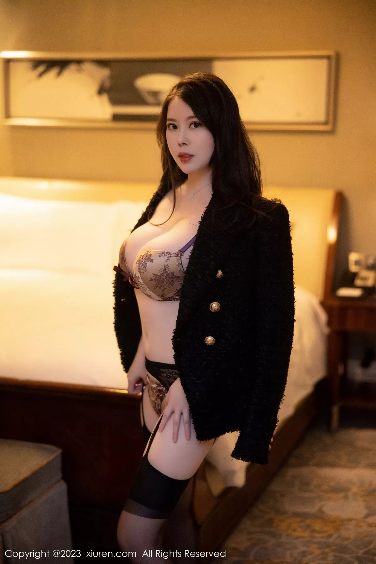 秀人集.com_[XiuRen秀人网]No.6147_模特白茹雪私房半脱露金色带图案内衣配黑丝吊袜极致魅惑写真79P