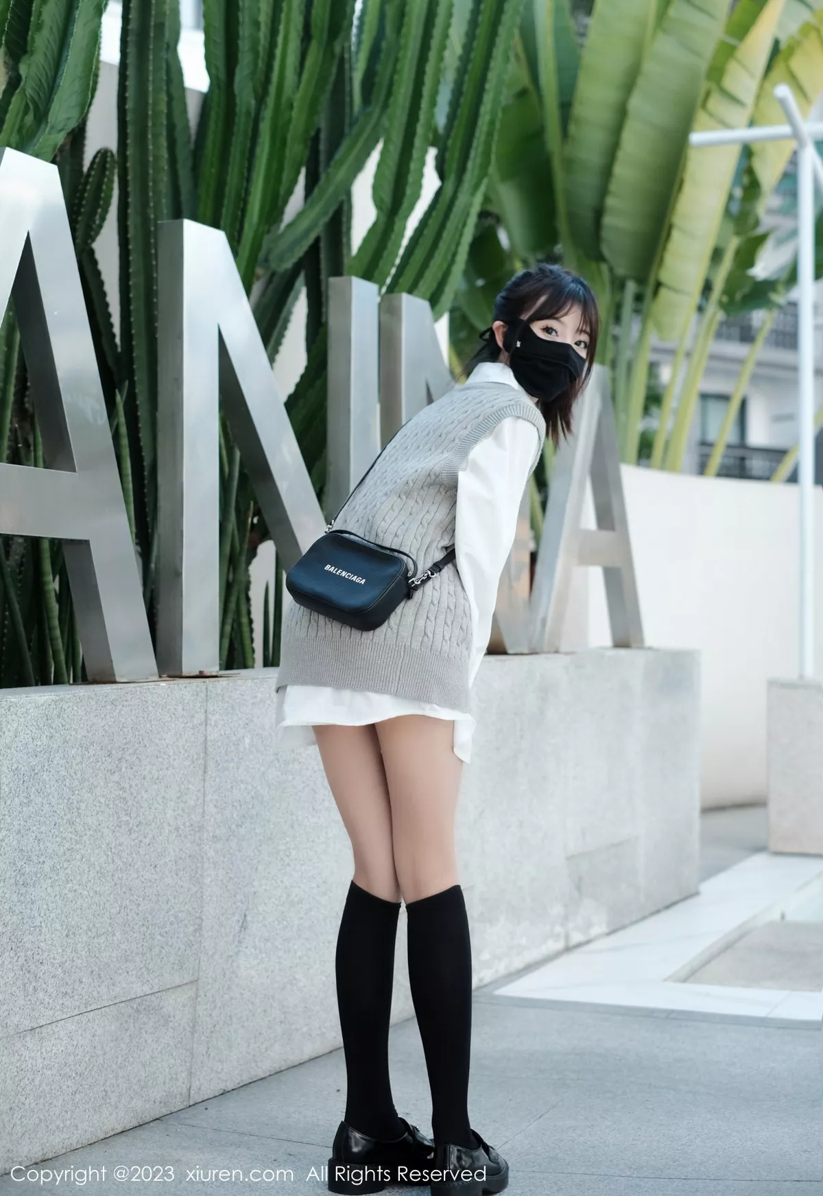 秀人集.com_[XiuRen秀人网]No.6145_模特佘贝拉bella南京旅拍性感白T配灰色短裙秀完美身材迷人写真59P