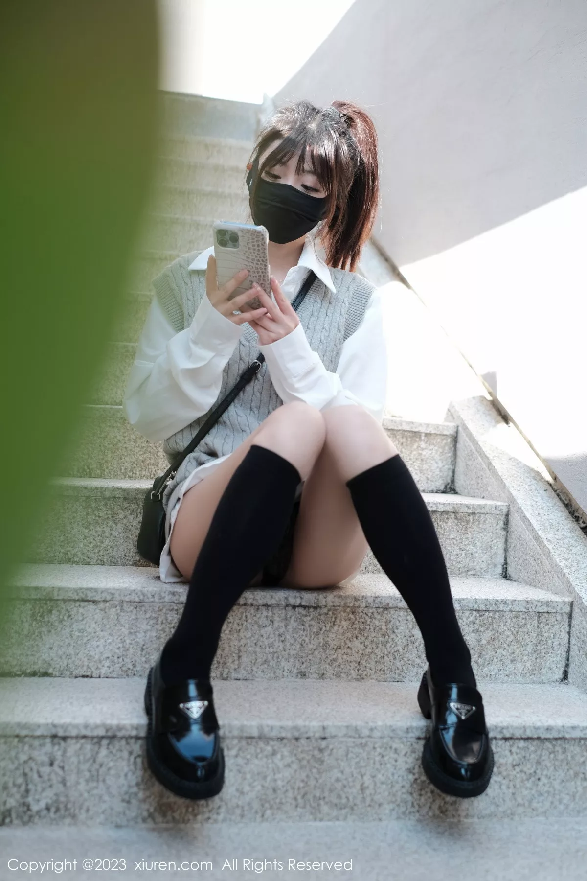 秀人集.com_[XiuRen秀人网]No.6145_模特佘贝拉bella南京旅拍性感白T配灰色短裙秀完美身材迷人写真59P