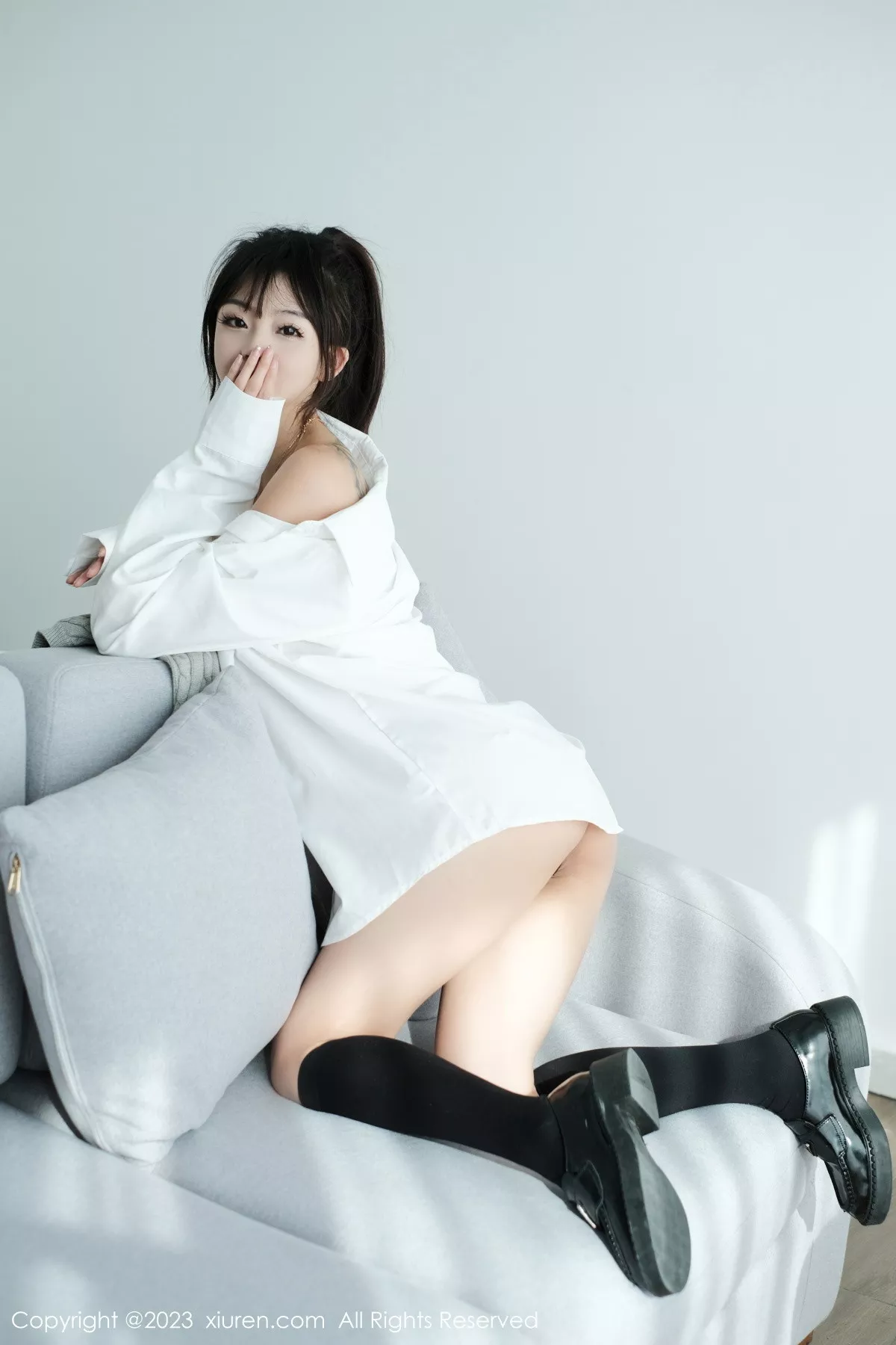 秀人集.com_[XiuRen秀人网]No.6145_模特佘贝拉bella南京旅拍性感白T配灰色短裙秀完美身材迷人写真59P