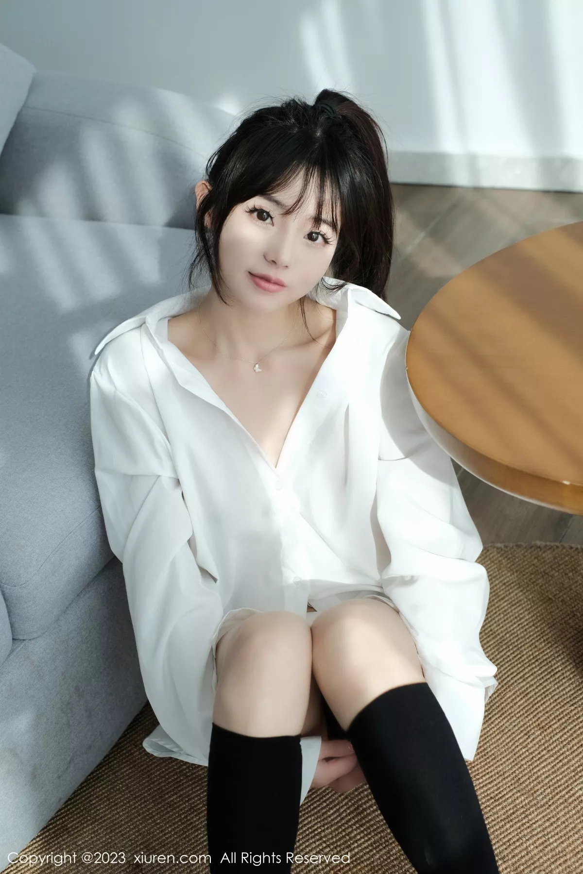 秀人集.com_[XiuRen秀人网]No.6145_模特佘贝拉bella南京旅拍性感白T配灰色短裙秀完美身材迷人写真59P