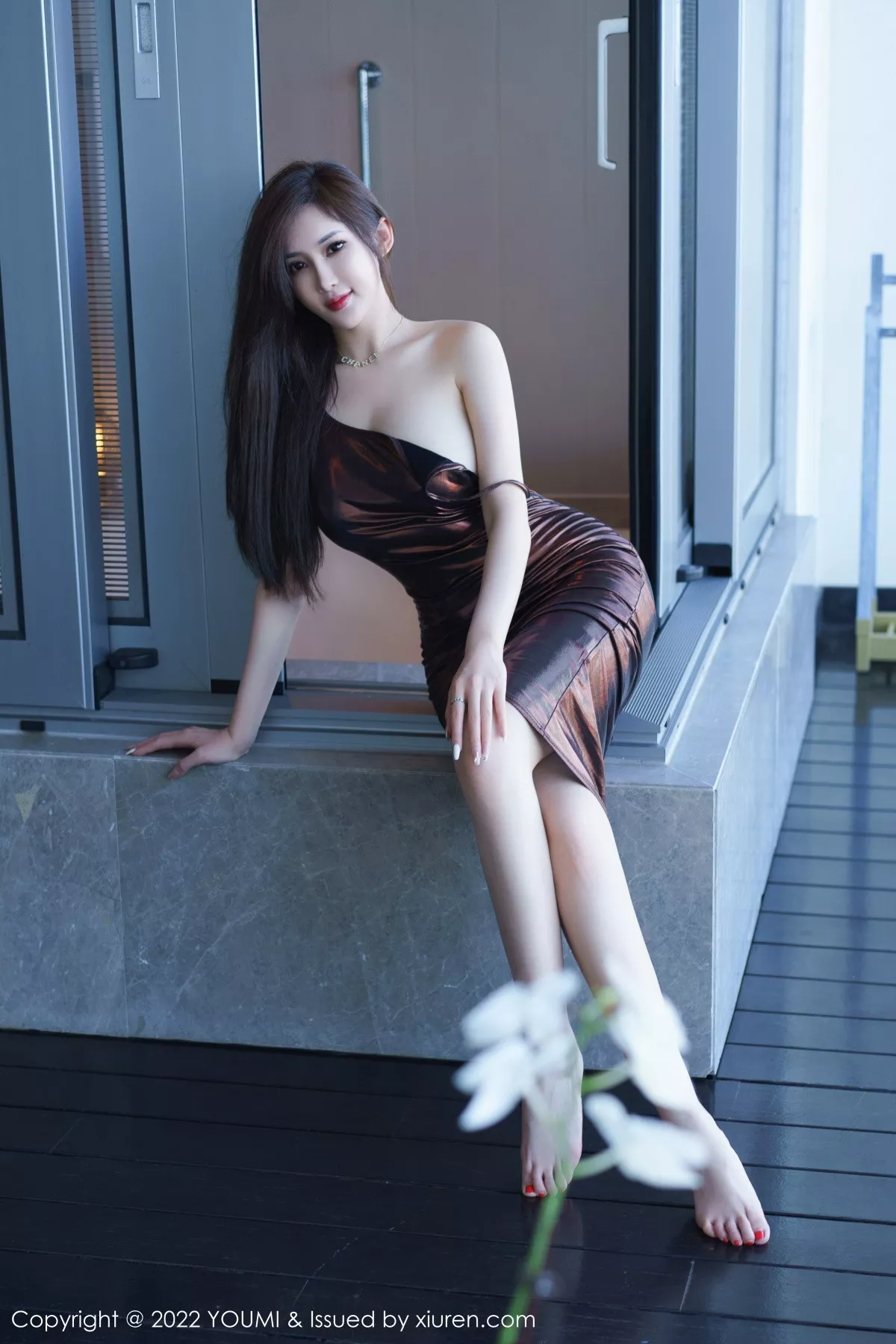 秀人集.com_[YouMi尤蜜荟]Vol.882_女神Carol周妍希性感暗红吊带长裙半撩秀豪乳翘臀惹火诱惑写真53P